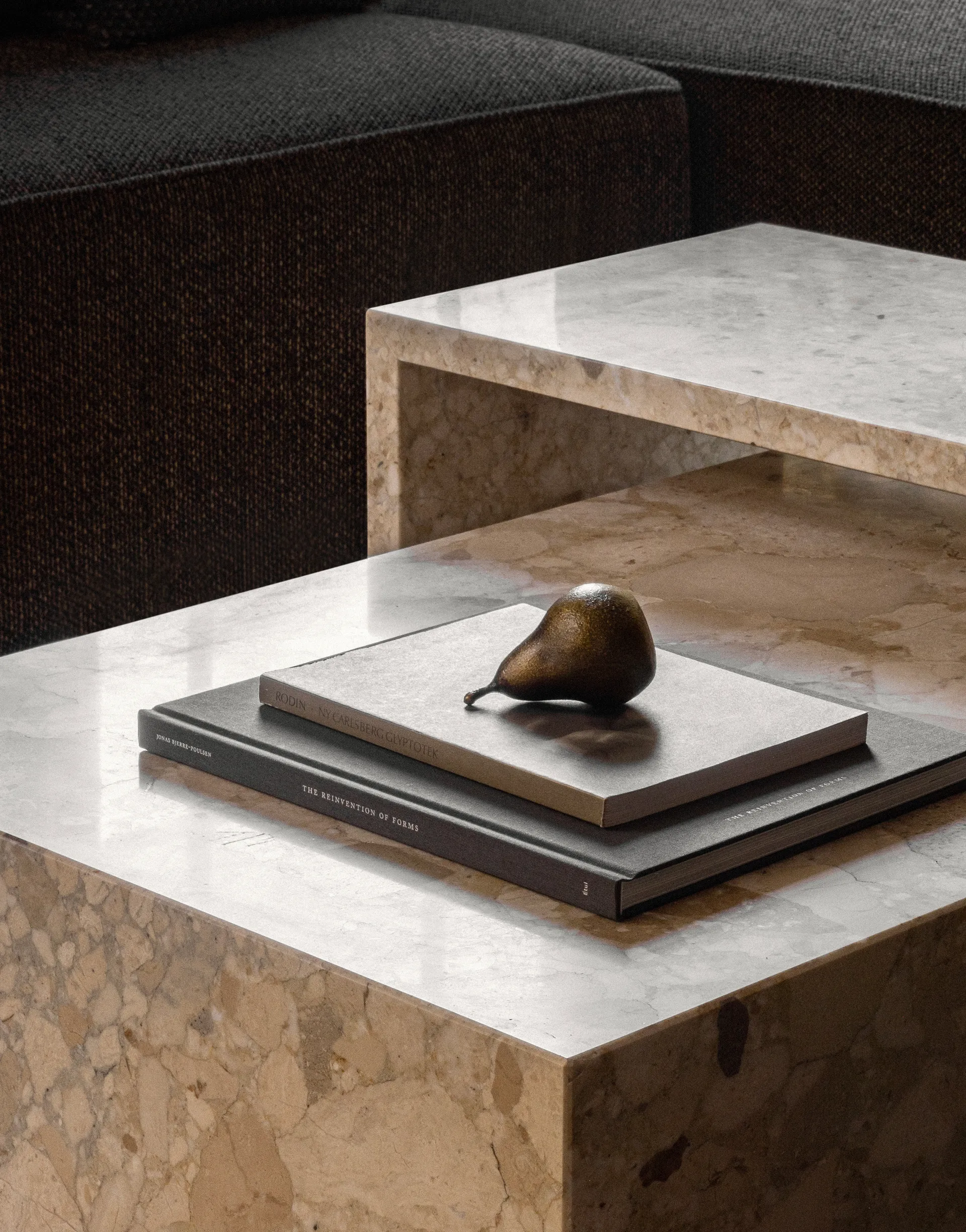 Table d’appoint Plinth Bridge, Kunis Breccia Audo Copenhagen