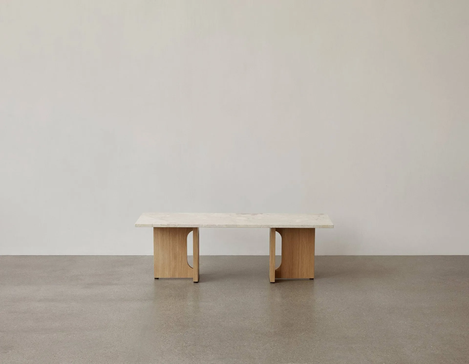 Table de salon Androgyne, sable/kunis breccia, structure en chêne Audo Copenhagen