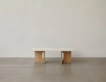 Table de salon Androgyne - sable/kunis breccia, structure en chêne - Audo Copenhagen