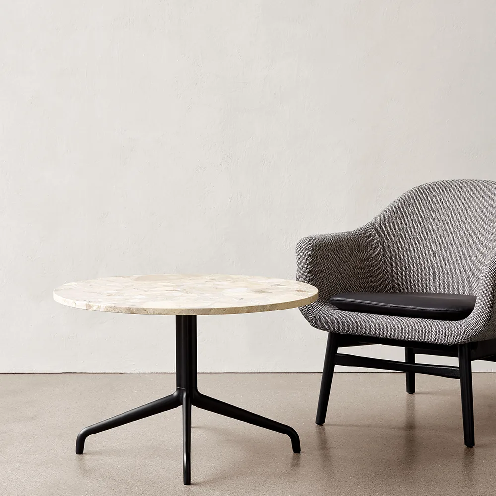 Table de salon Harbour Column, Marble offwhite-structure en acier noir Audo Copenhagen