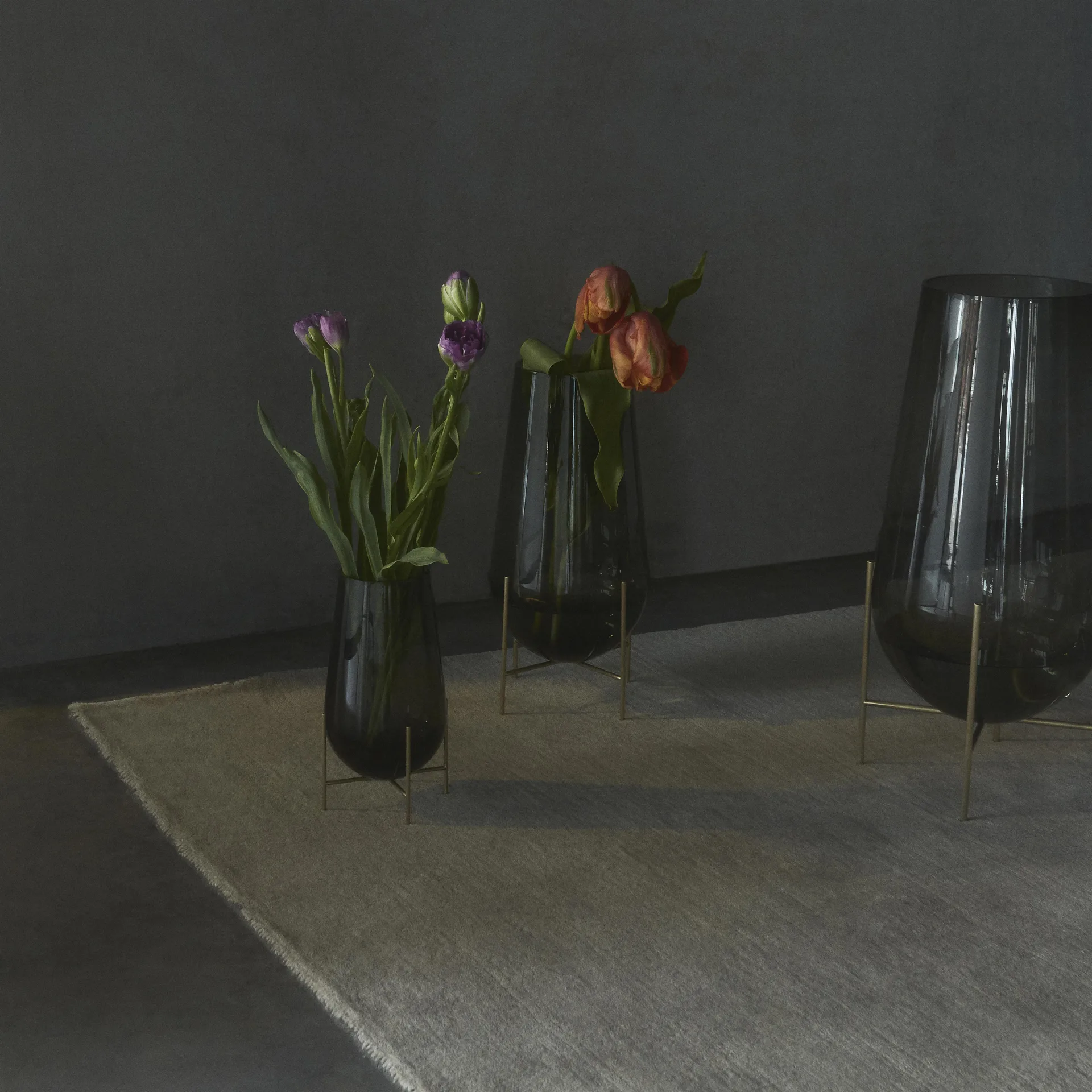 Vase moyen Échasse, verre fumé Audo Copenhagen