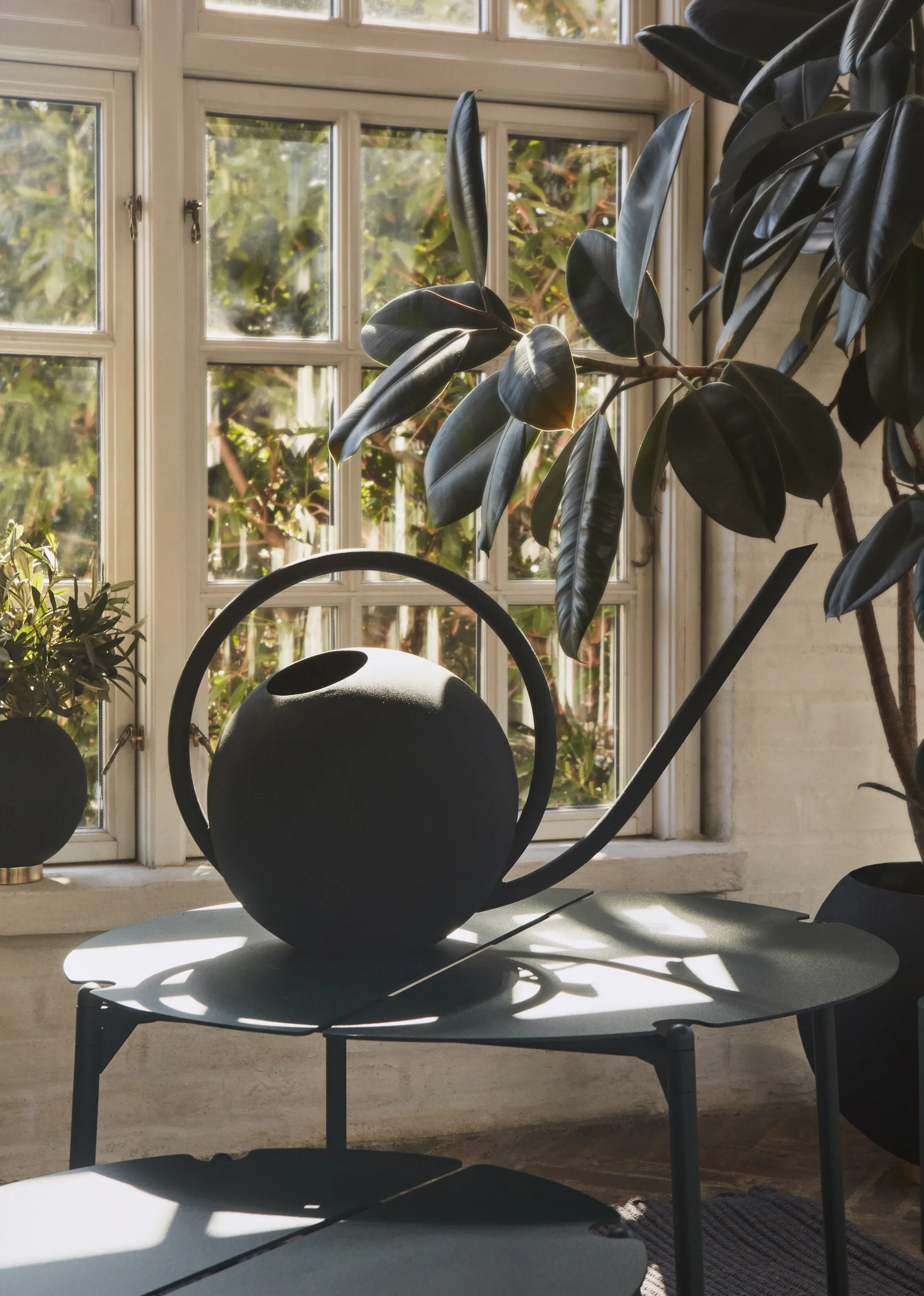 Arrosoir Globe 34 cm, Noir AYTM