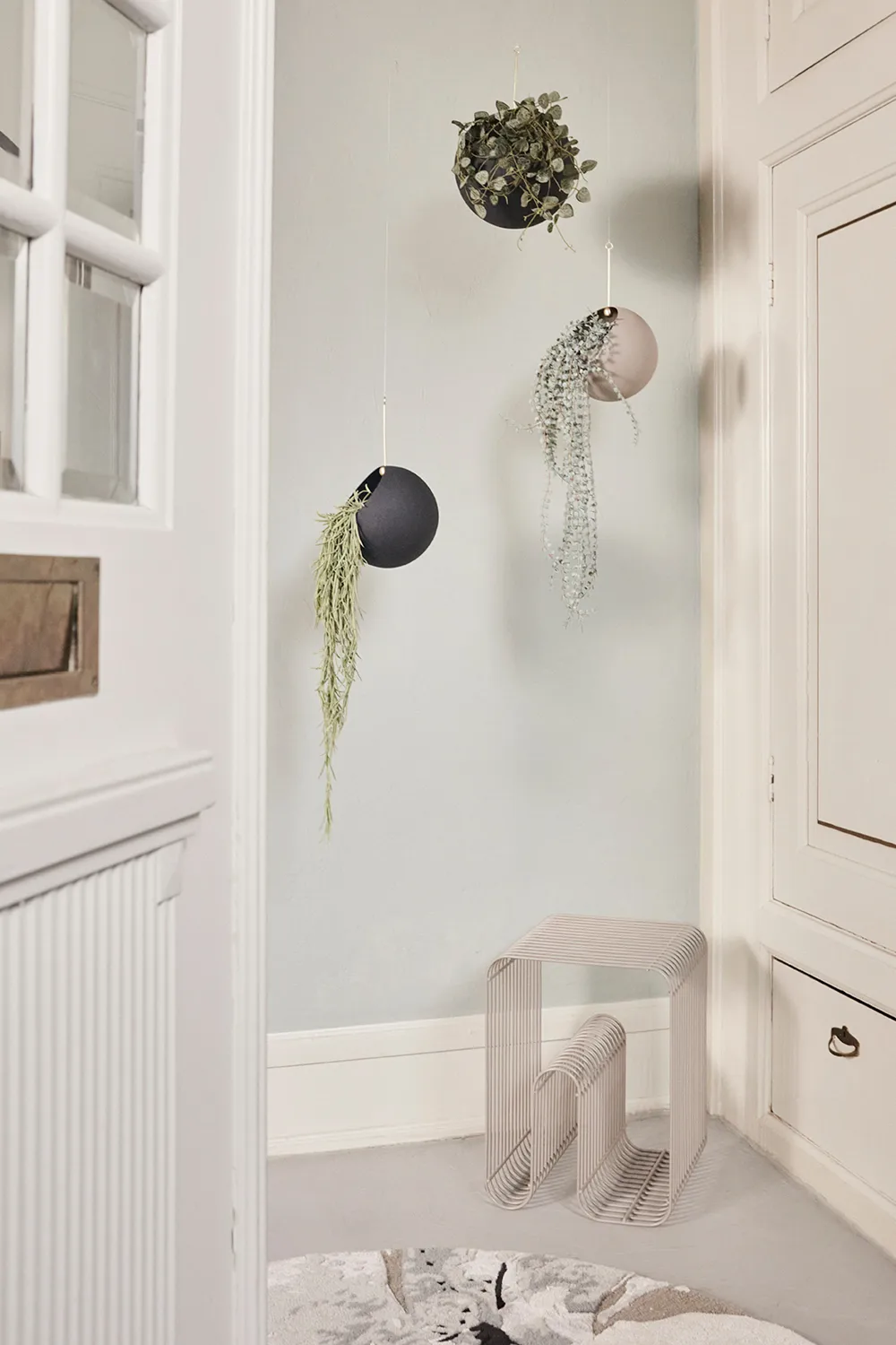 Pot suspendu GLOBE Ø17 cm h28 cm, Taupe AYTM