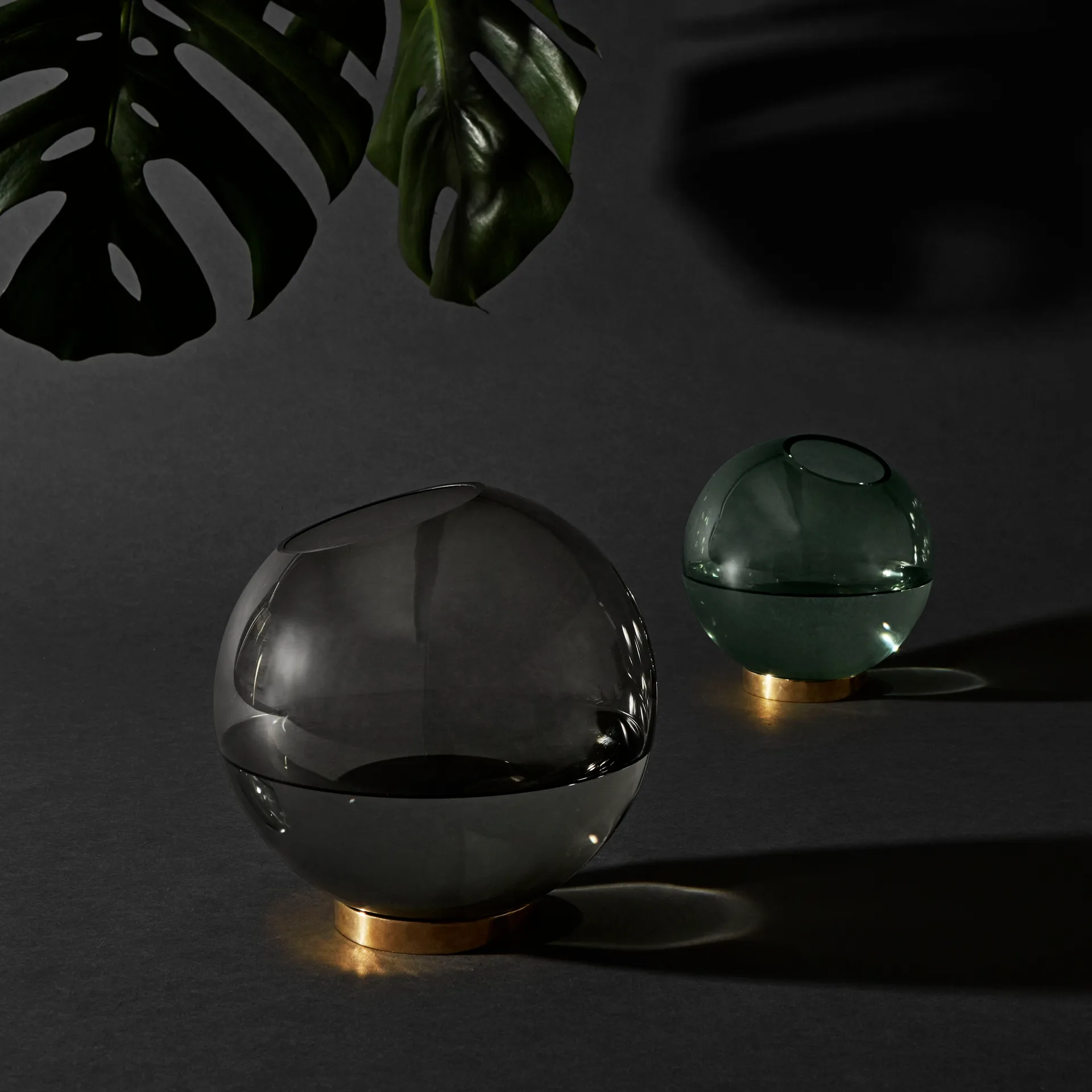 Vase Globe L, noir-laiton AYTM