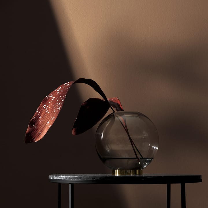 Vase Globe M, noir-laiton AYTM