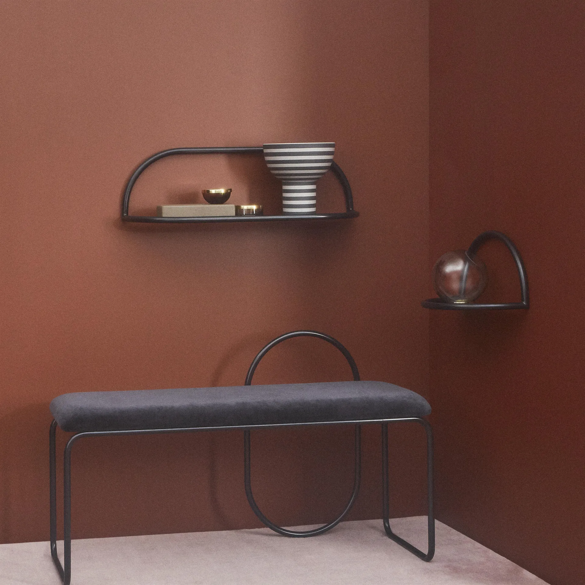 Vase Globe M, noir-laiton AYTM