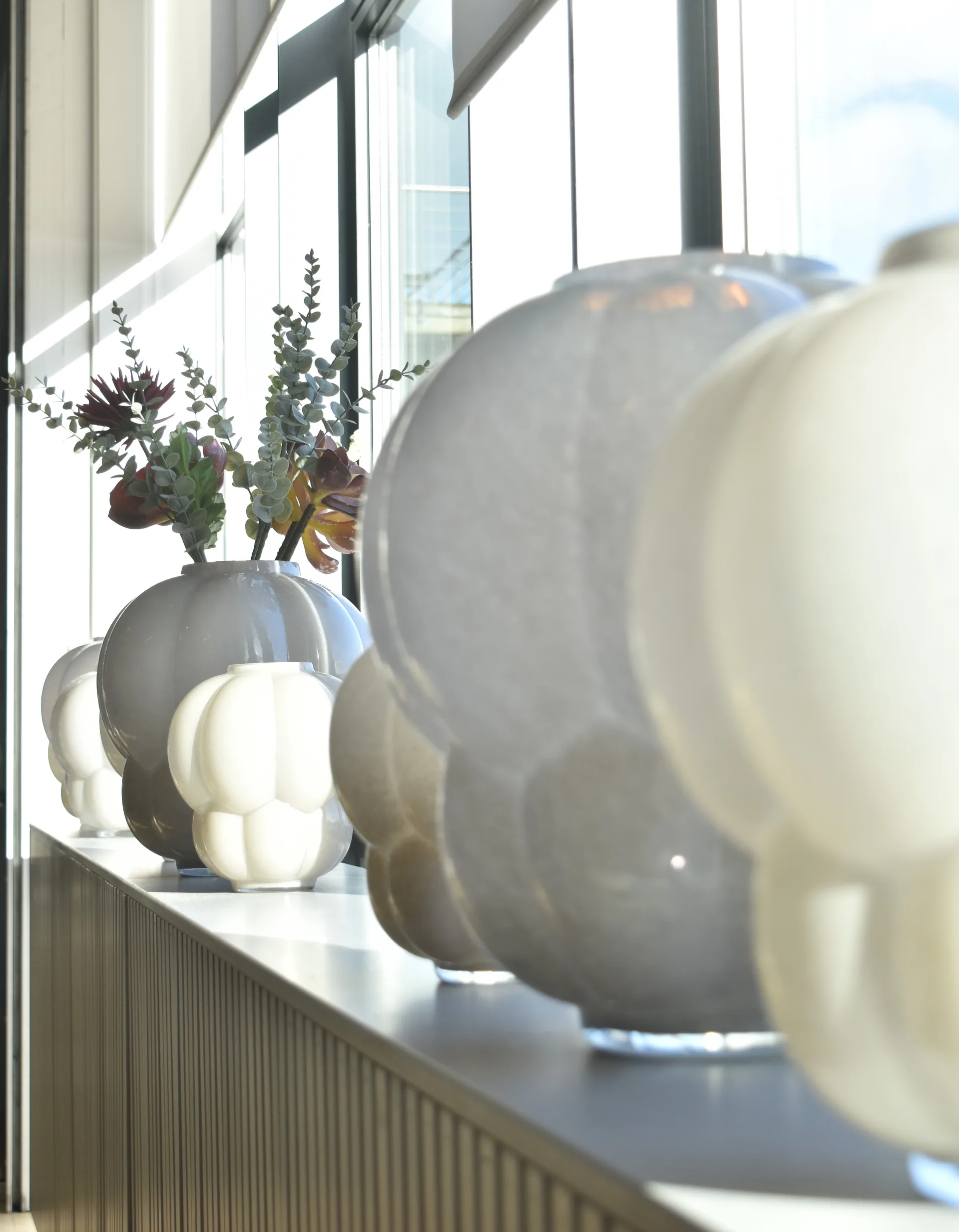 Vase Uva 35 cm, Gris Clair AYTM