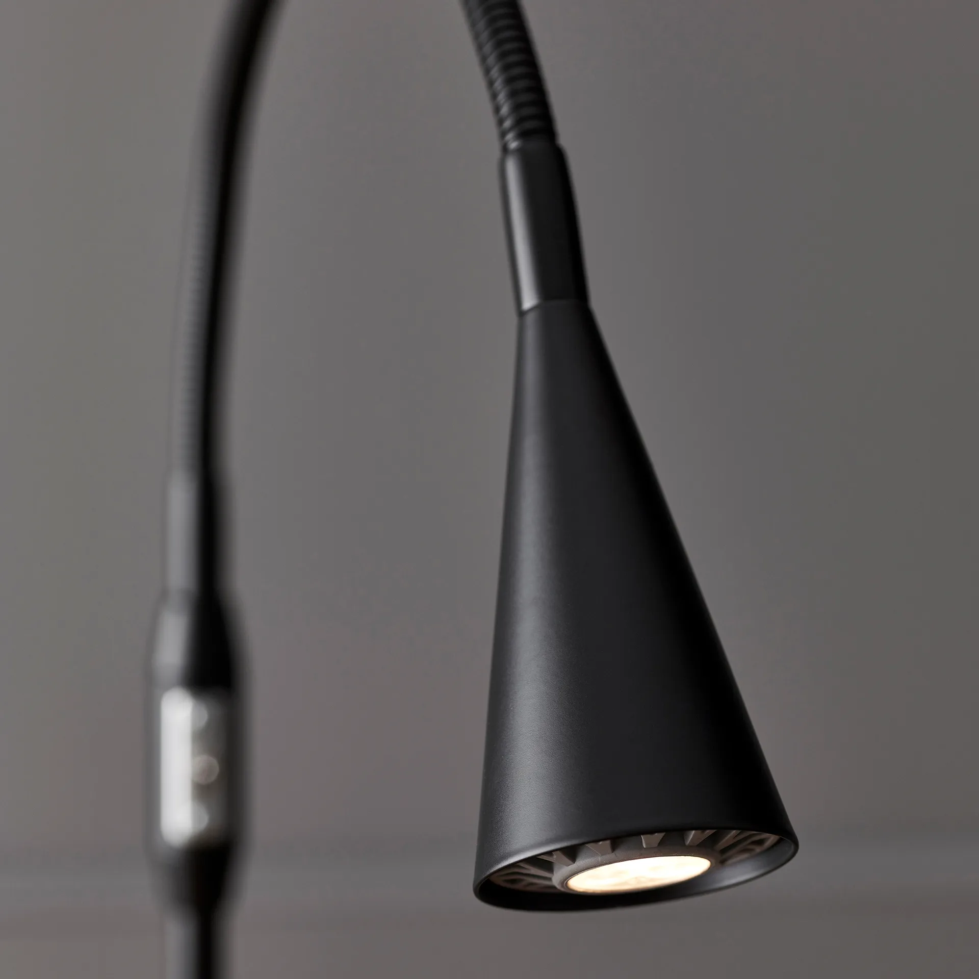 Lampadaire Ledro, Noir mat Belid