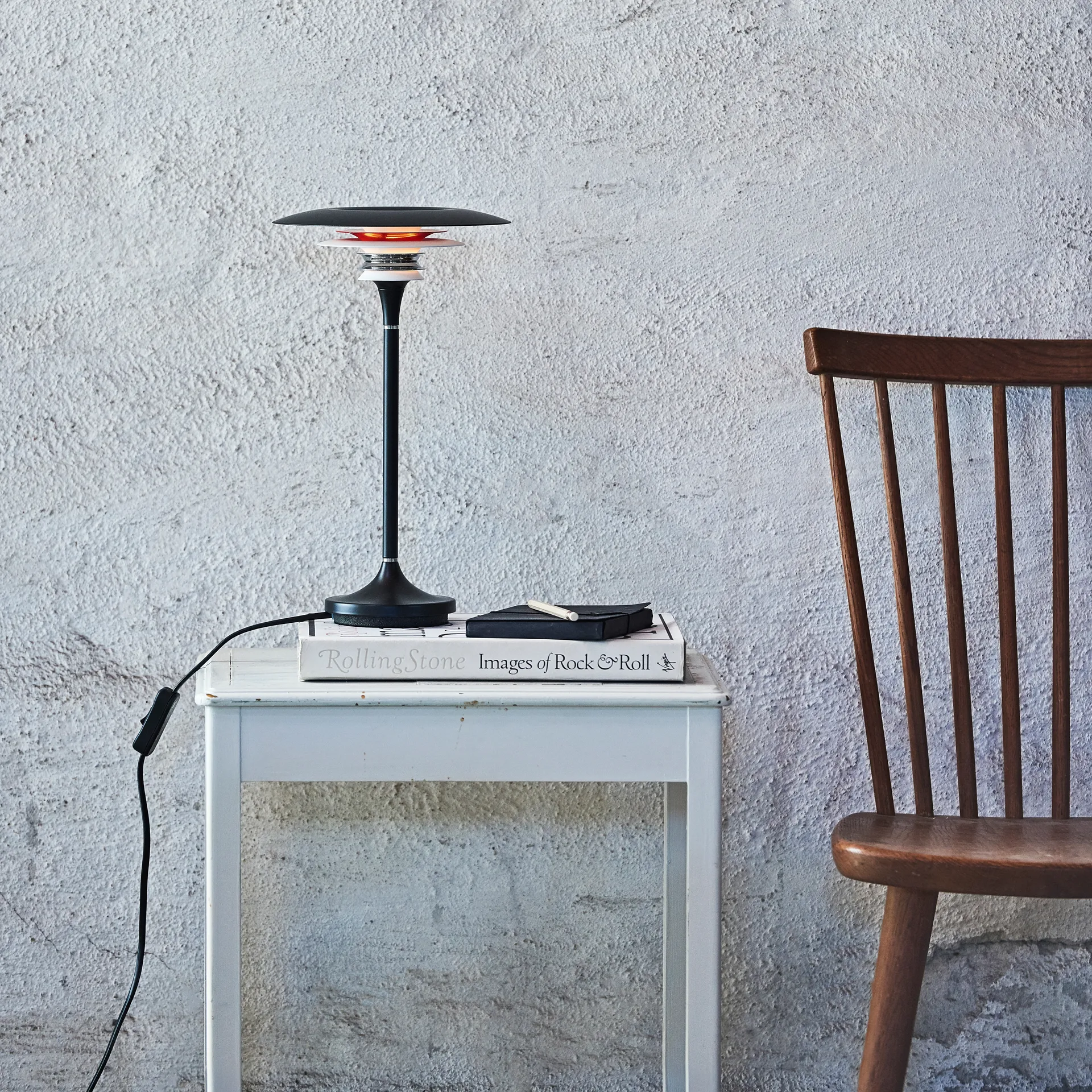 Lampe de table Diablo Ø20 cm, Noir mat-rouge brillant Belid