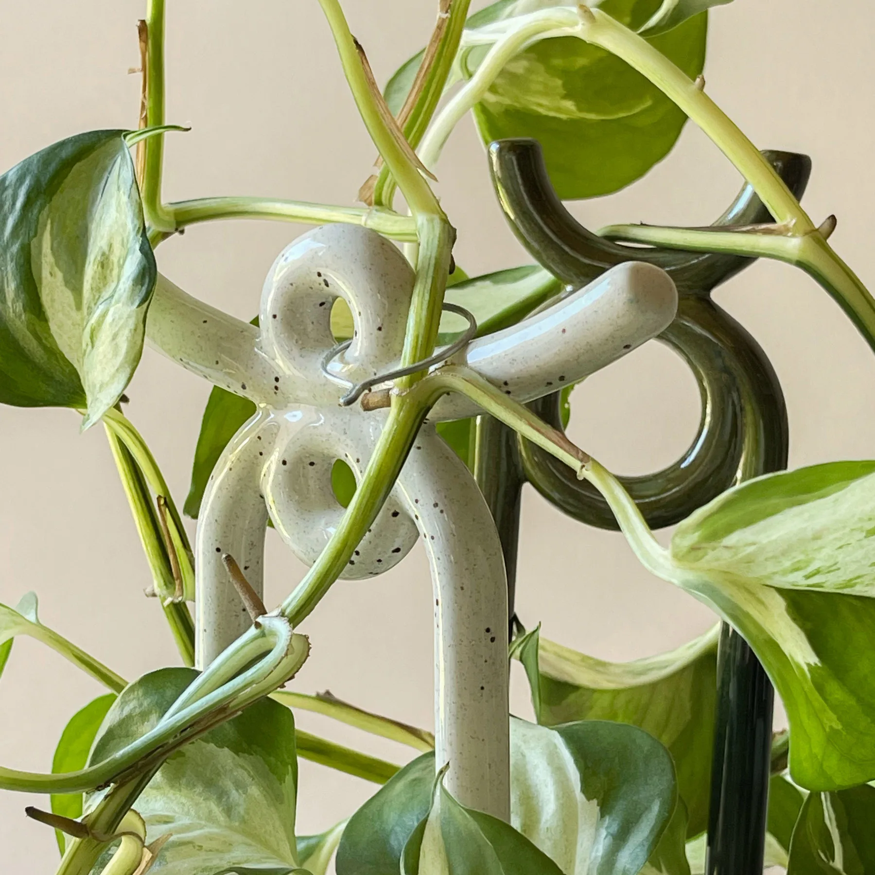 Support de plante Folk Yuma, Pebble White Bergs Potter