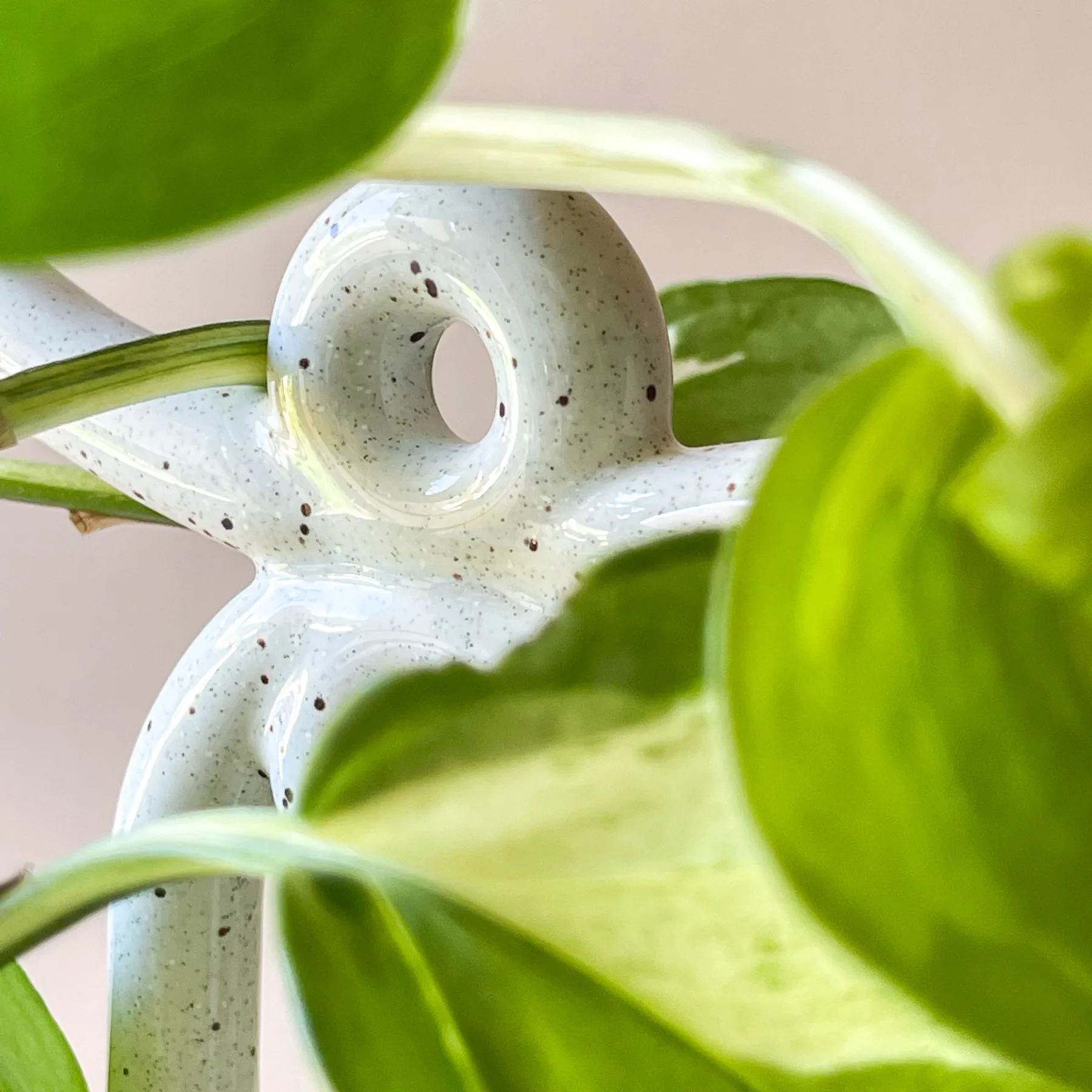 Support de plante Folk Yuma, Pebble White Bergs Potter