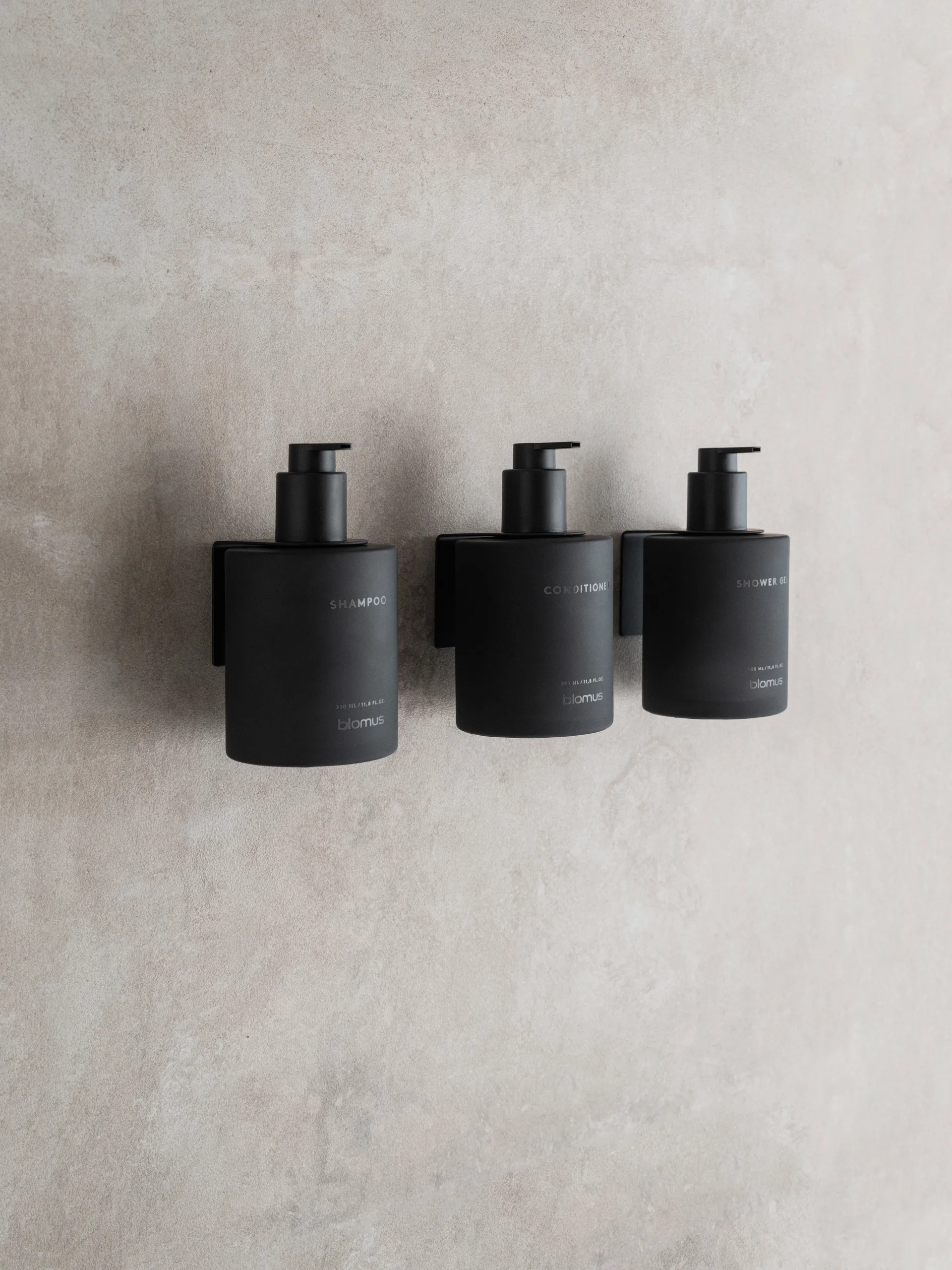 Bouteilles en verre Kirei avec support mural lot de 3, Smoke, à monter avec vis blomus