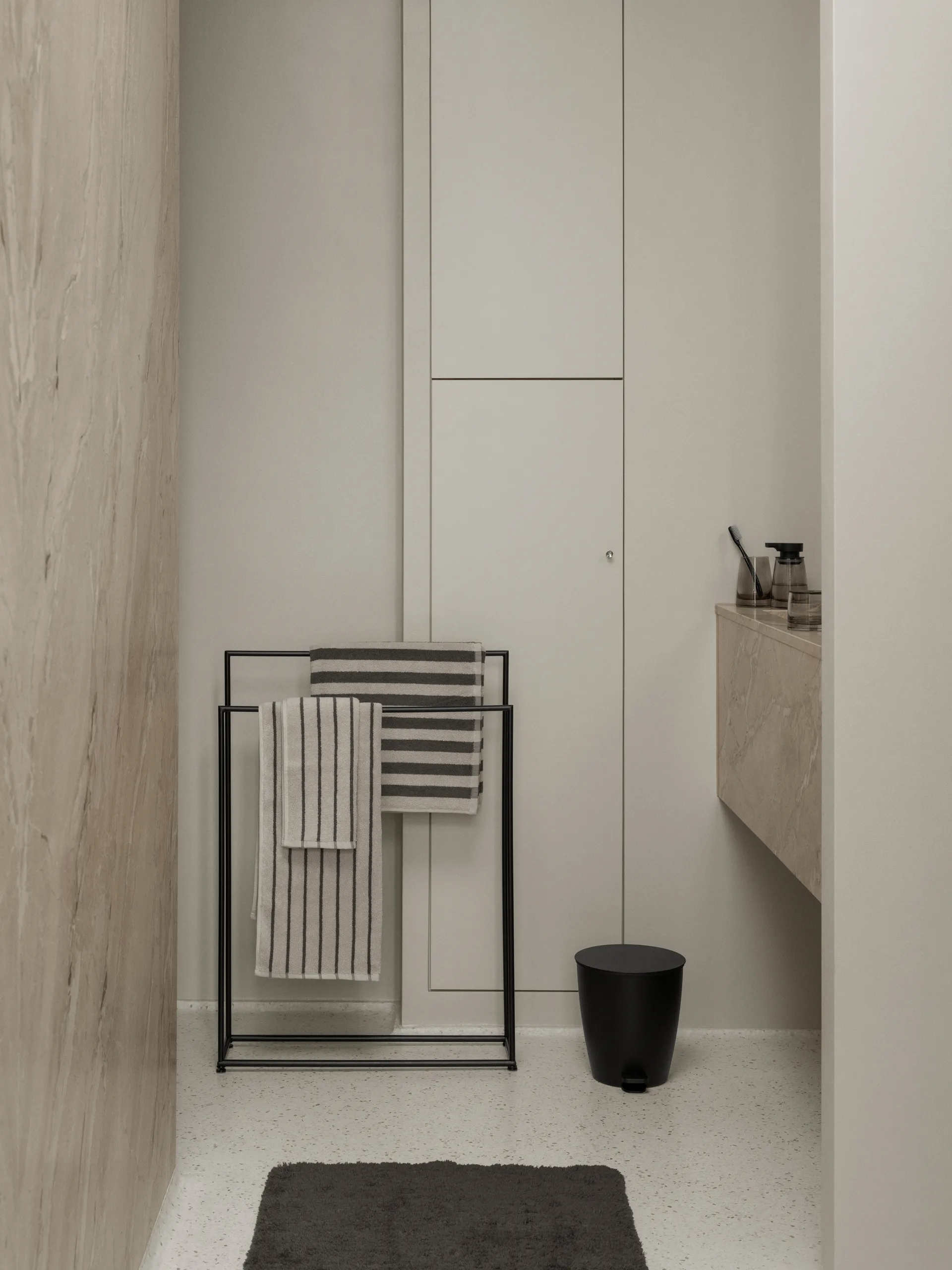 Distributeur de savon Ava 25 cl, Black blomus