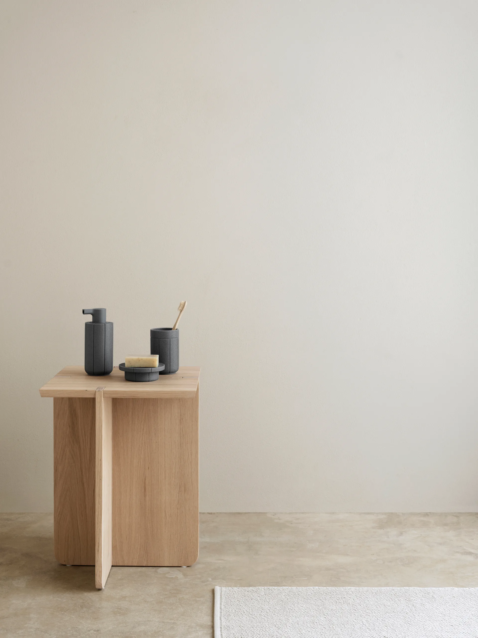 Distributeur de savon Kua, Cèdre, 30 cl blomus