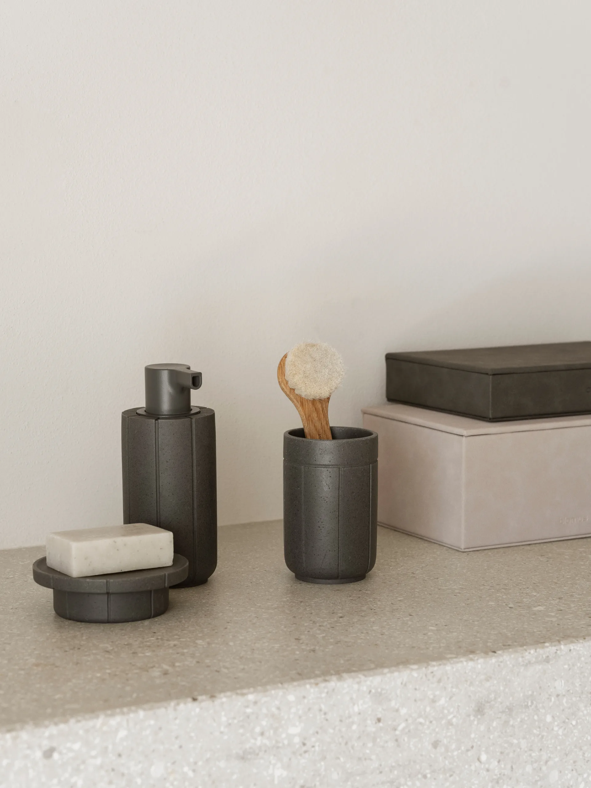 Distributeur de savon Kua, Cèdre, 30 cl blomus