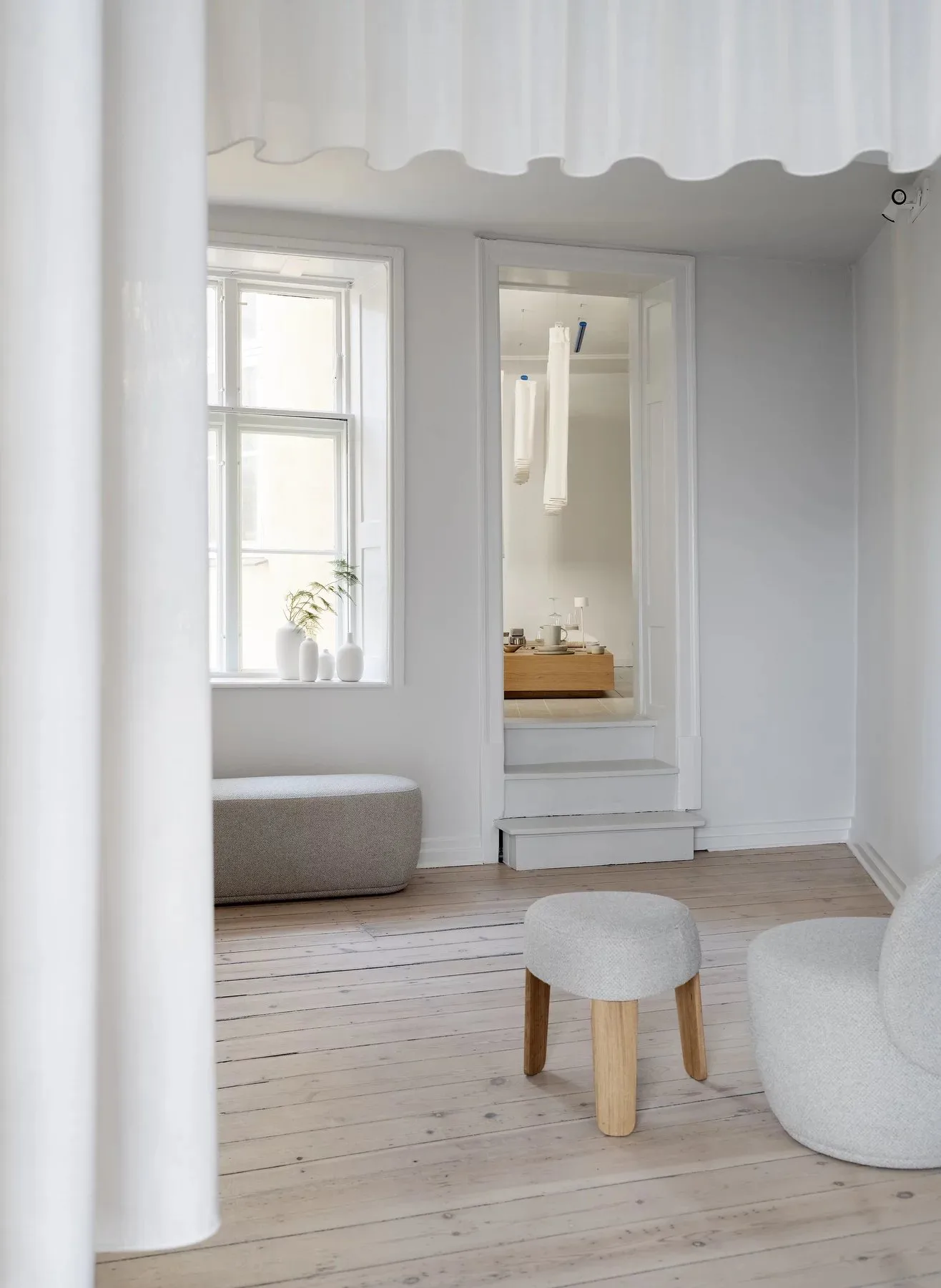 Fauteuil Kuon, Boucla beige blomus