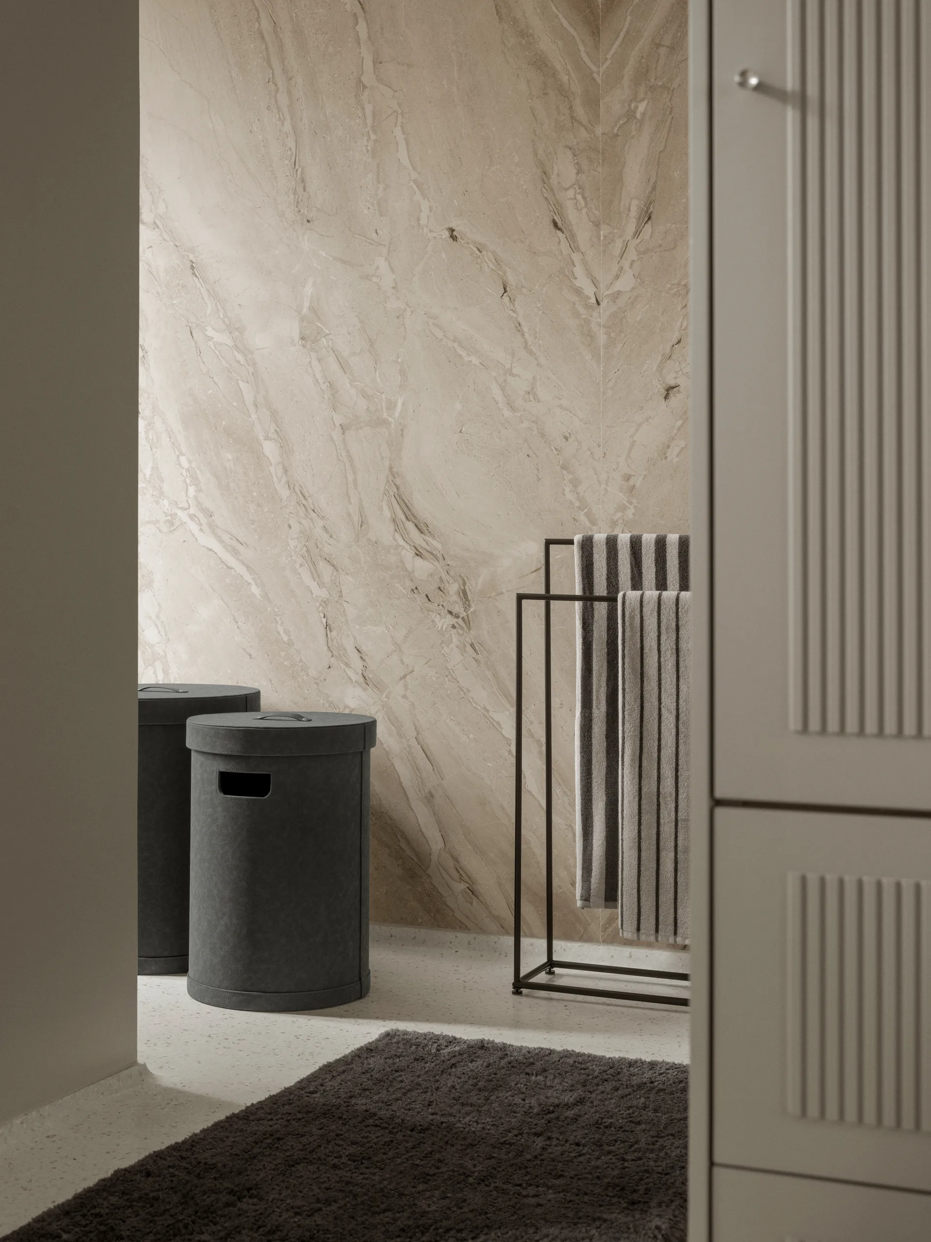 Porte-serviettes Modo, Black, 86x60x18,5 cm blomus