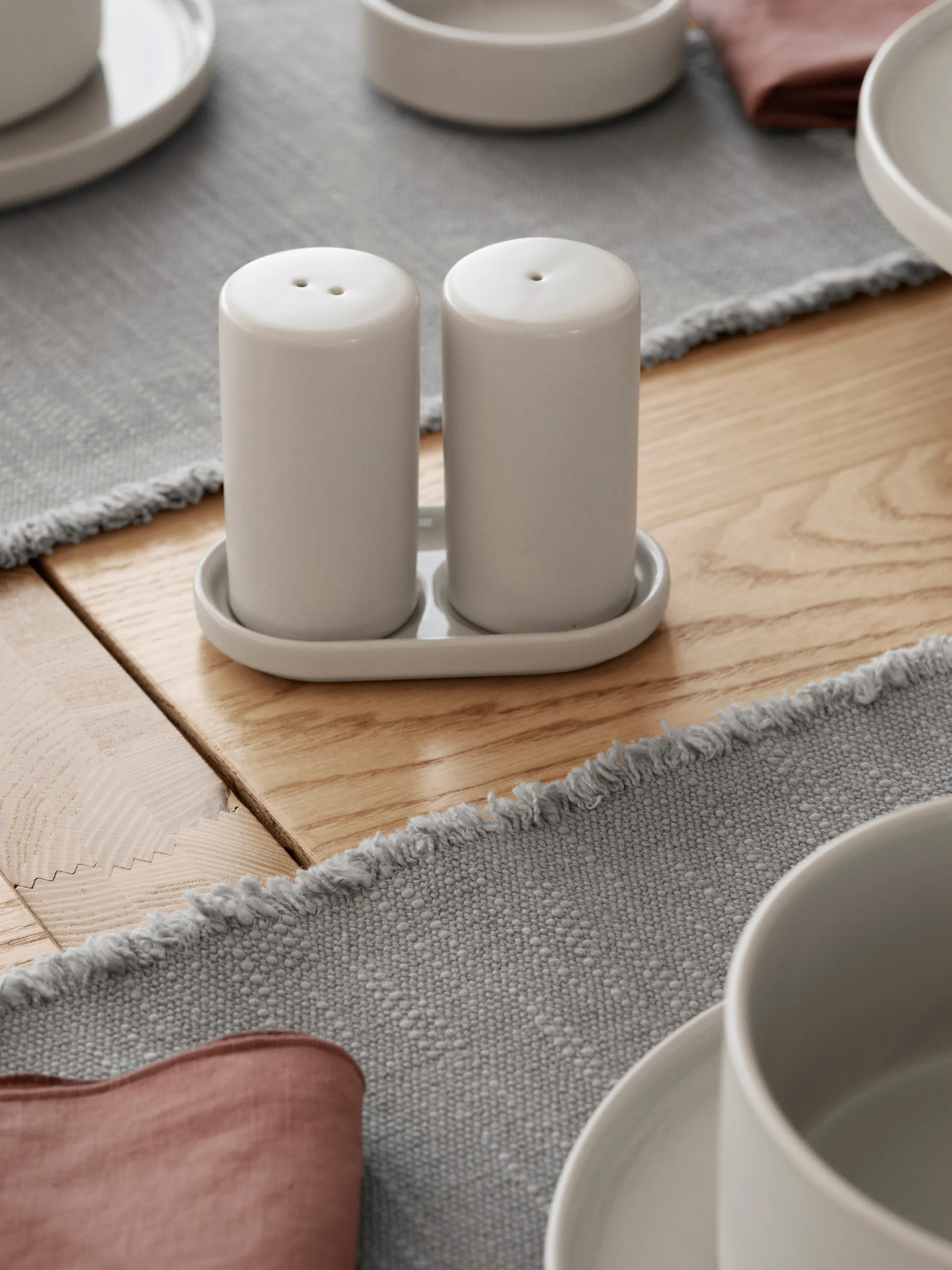 Salière et poivrière Pilar 2 pièces, Moonbeam, Ø4,5x11,5 cm blomus