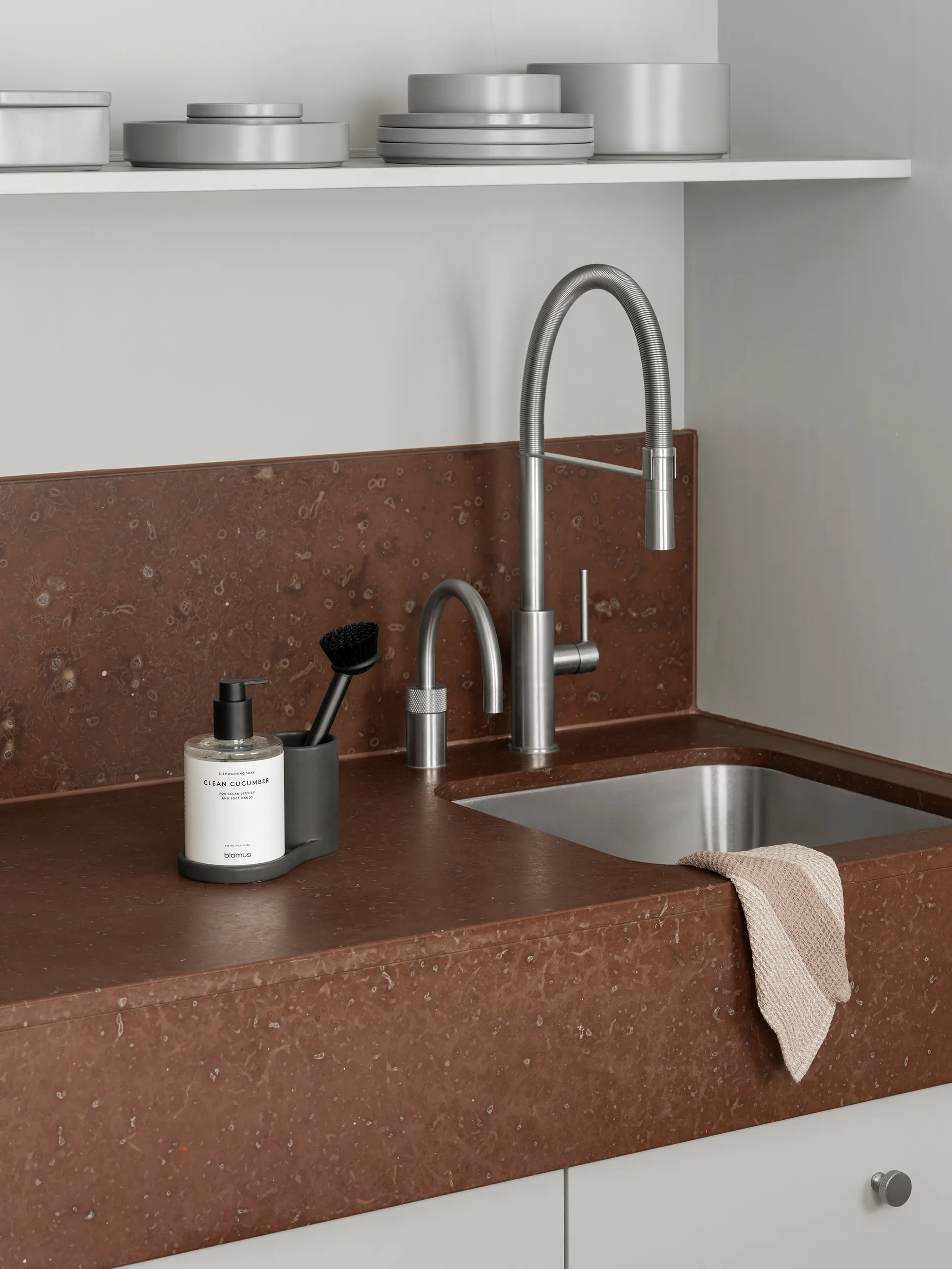 Support pour brosse vaisselle et savon Piro, Noir blomus