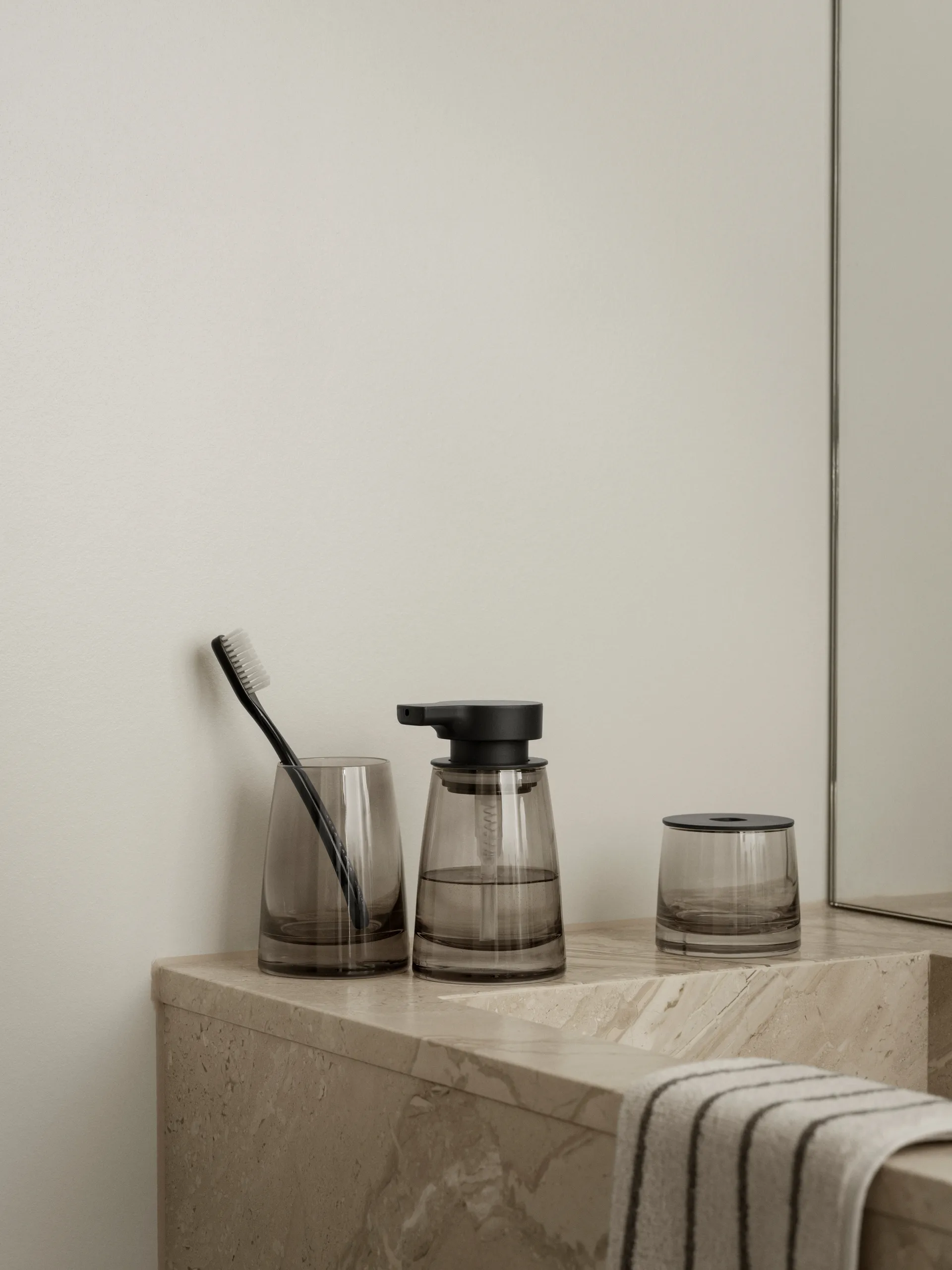Tasse à brosses à dents Ava, Black blomus