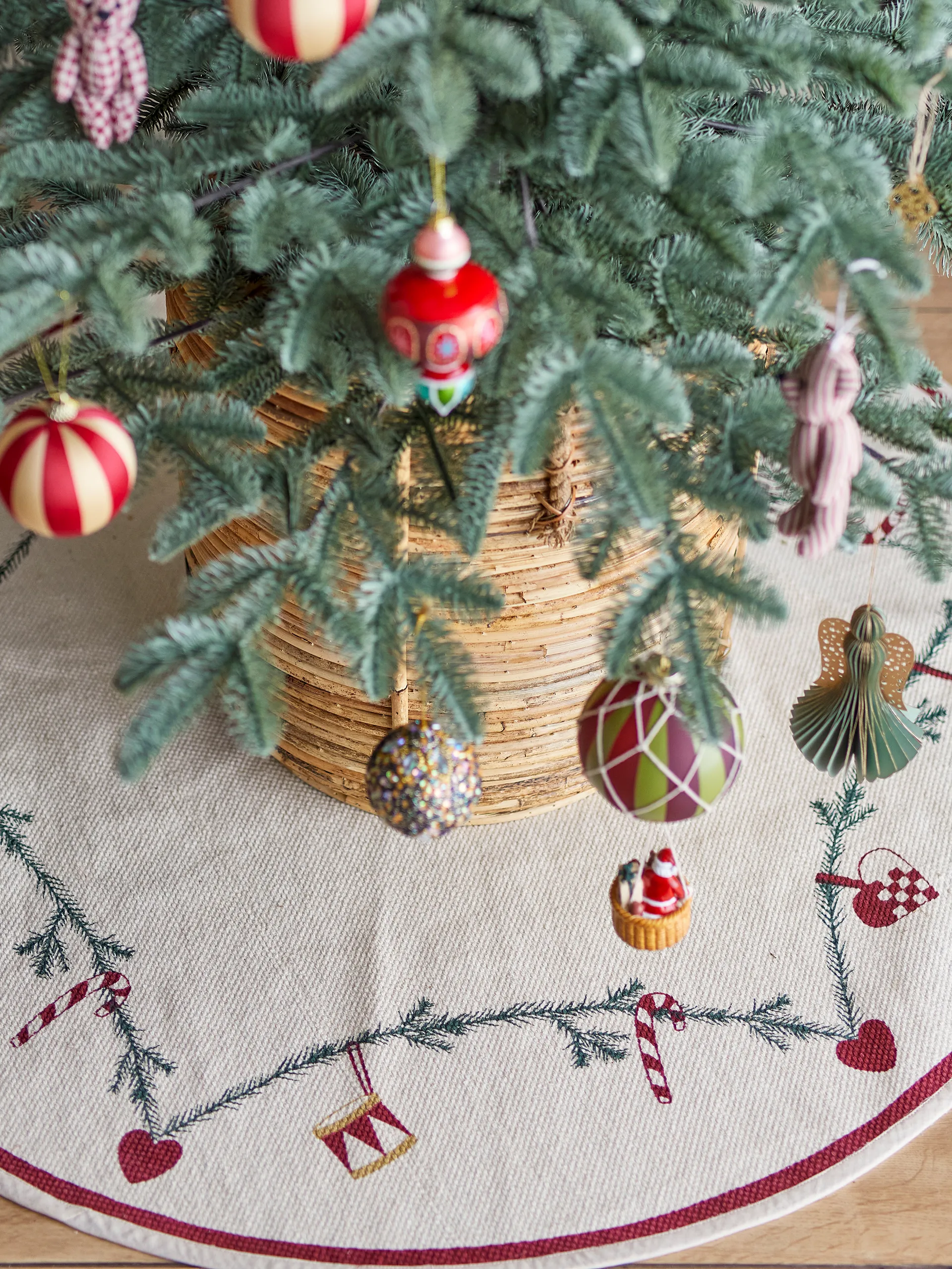 Tapis de sapin Yule Ø110 cm, Rouge Bloomingville