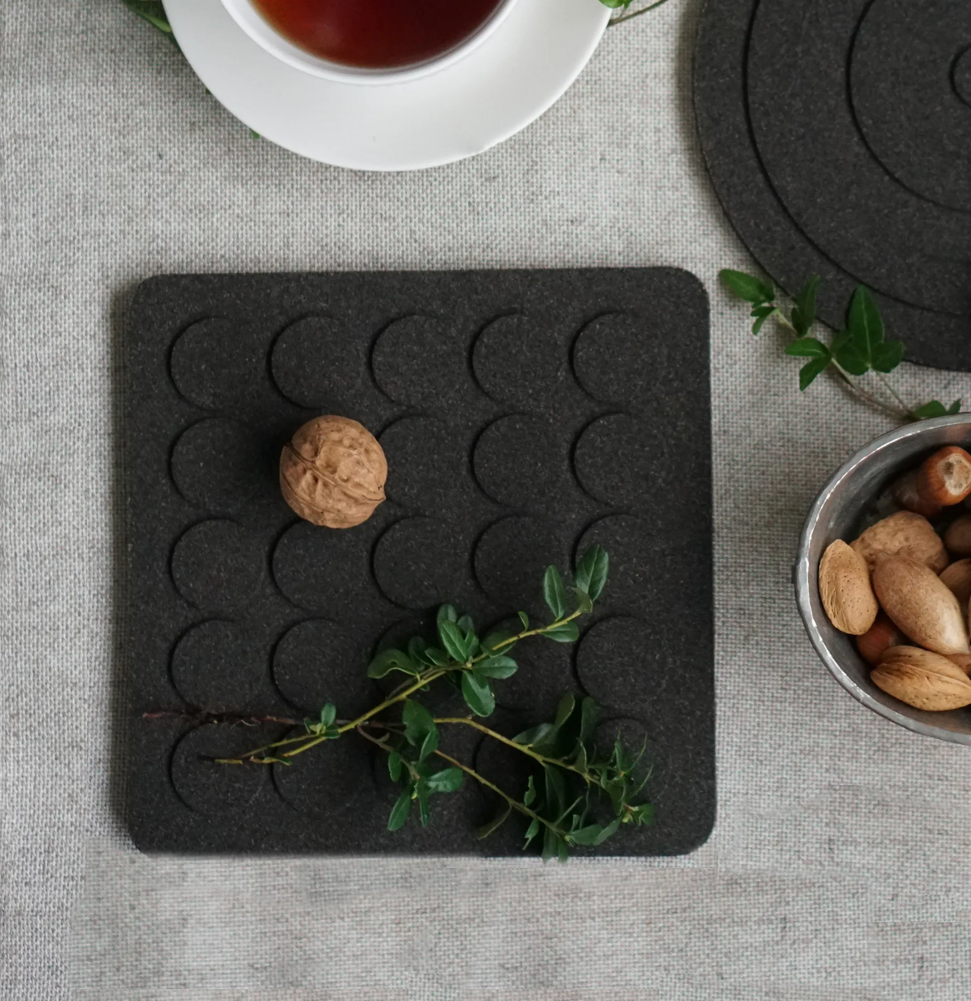 Dessous de casserole carré Dots 20x20 cm, Noir Born In Sweden