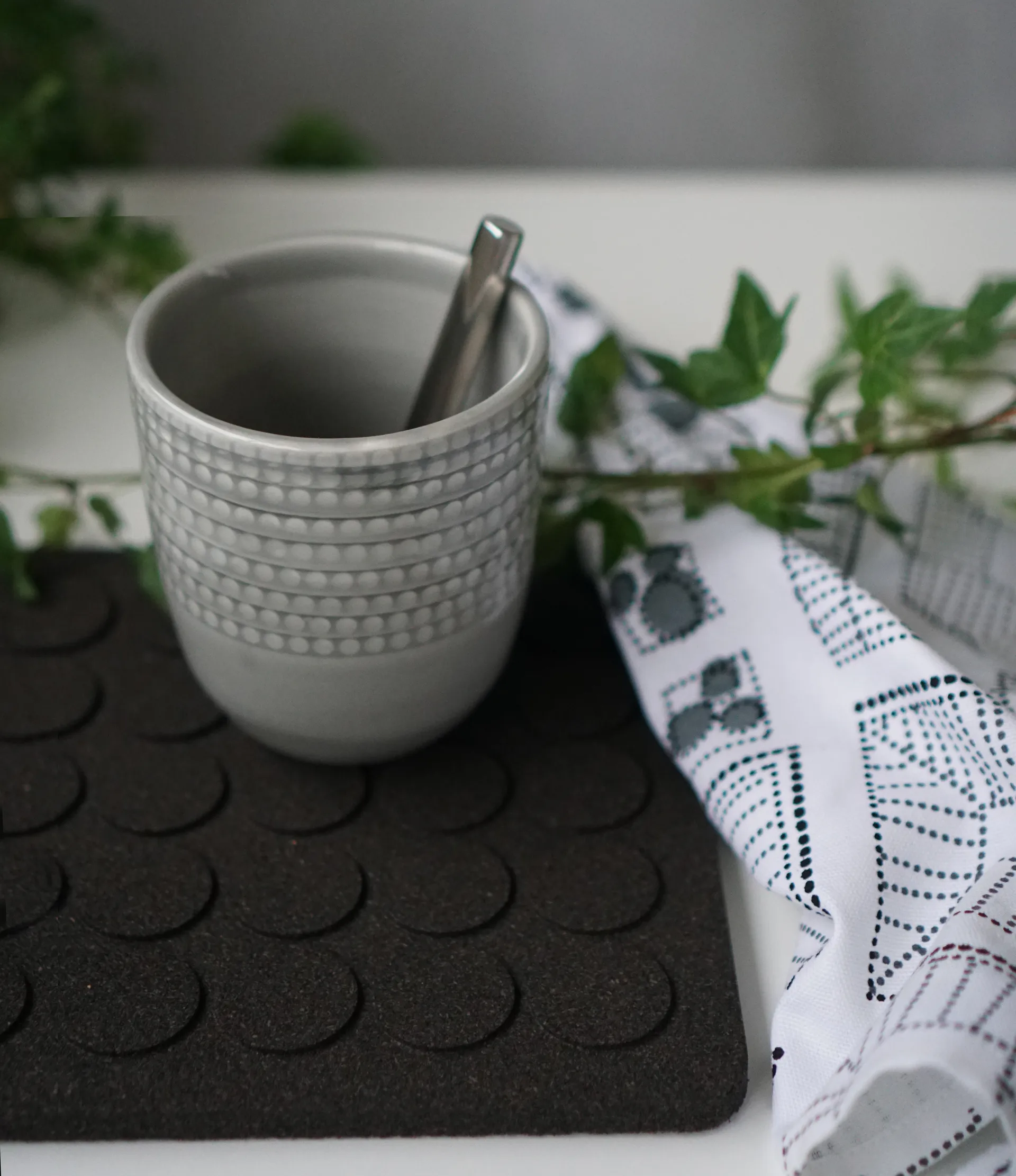 Dessous de casserole carré Dots 20x20 cm, Noir Born In Sweden