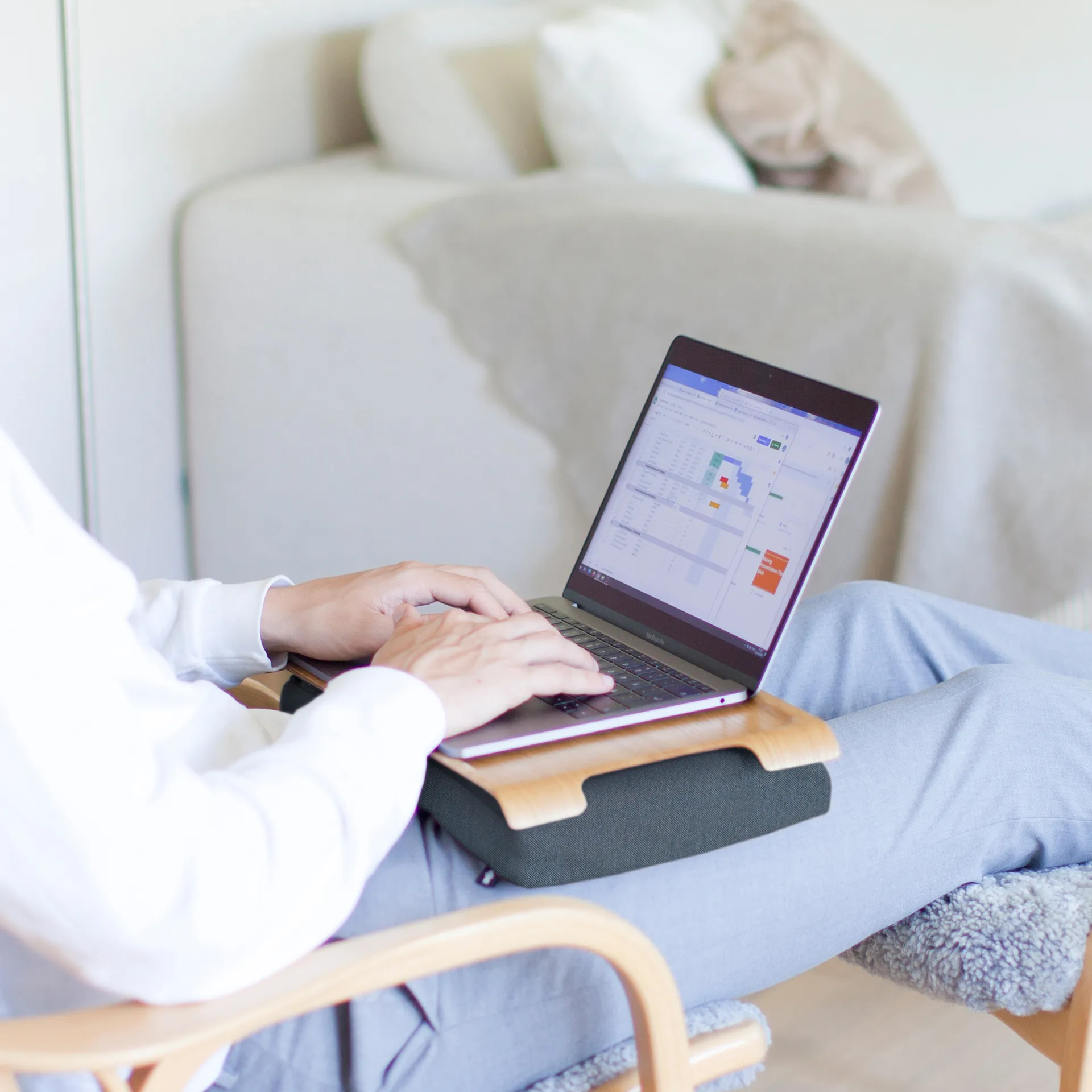 Plateau avec coussin mini, Bois de saule-gris salt & peppar Bosign