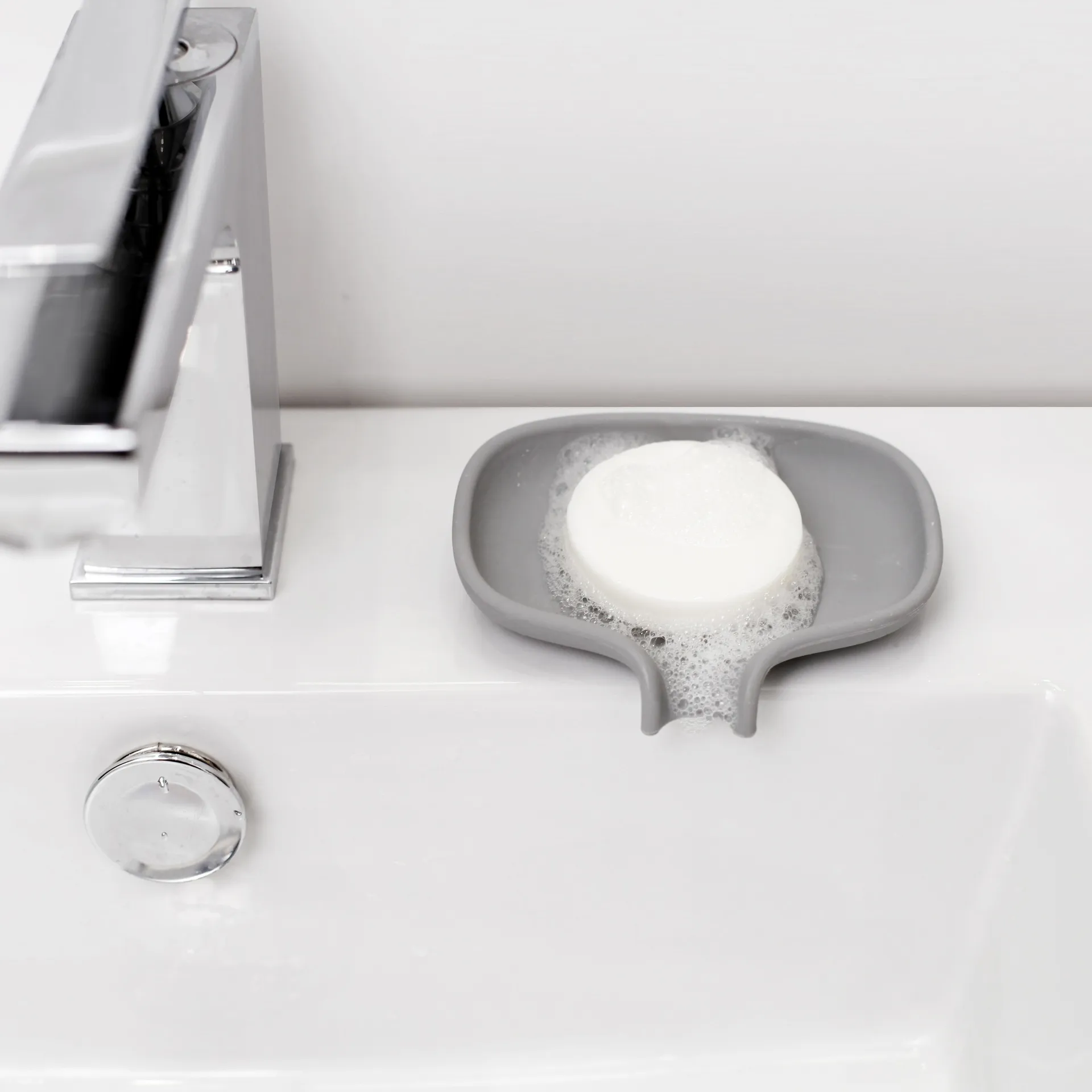 Porte-savon Soap Saver Flow avec bec d’écoulement small, Gris Bosign