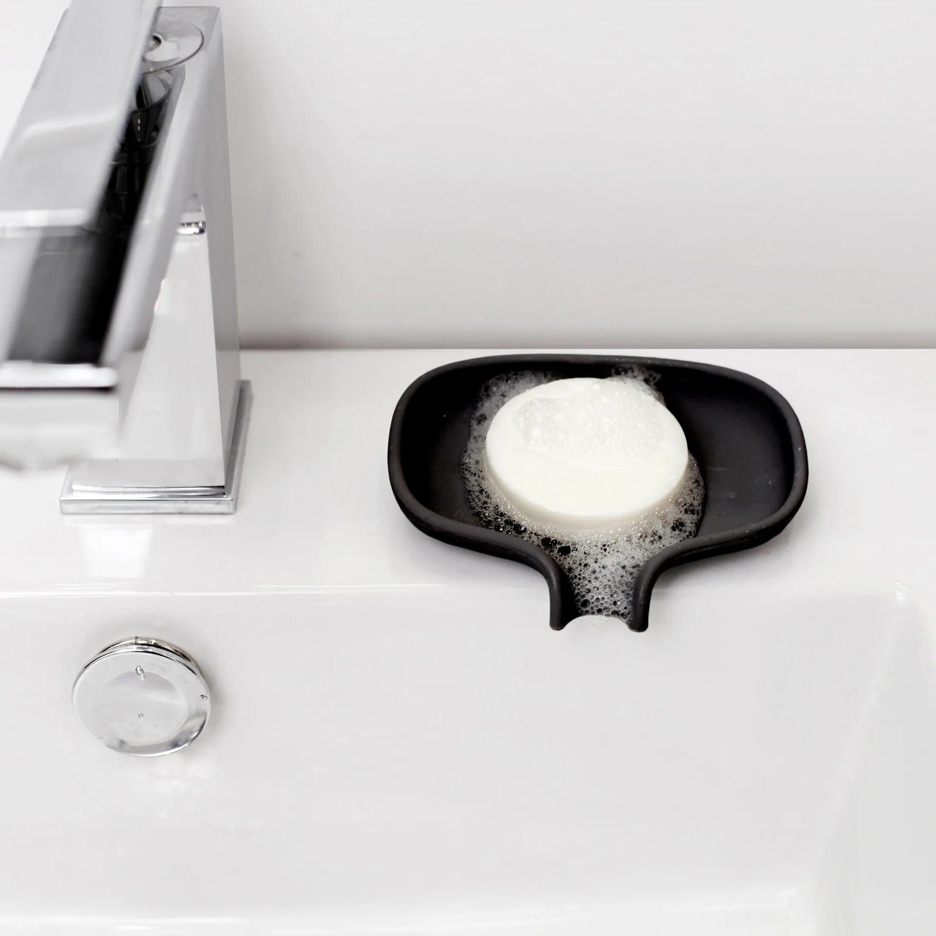 Porte-savon Soap Saver Flow avec bec d’écoulement small, Noir Bosign