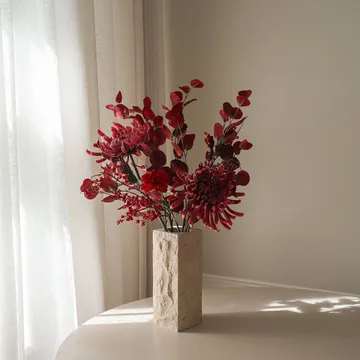 Bouquet artificiel Berry Drama - Chrysanthème araignée, œillet, eucalyptus, 84 cm - Botané