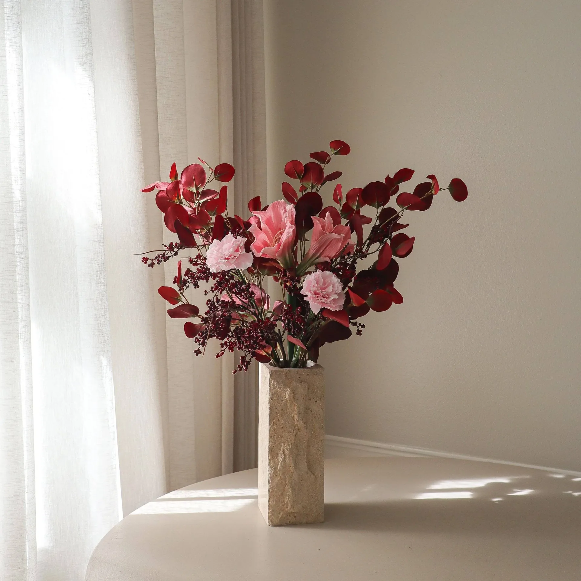 Bouquet artificiel Burgundy Blush, Amaryllis, œillet, branches de baies, eucalyptus, 84 cm Botané