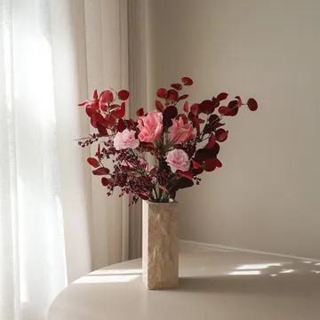 Bouquet artificiel Burgundy Blush - Amaryllis, œillet, branches de baies, eucalyptus, 84 cm - Botané