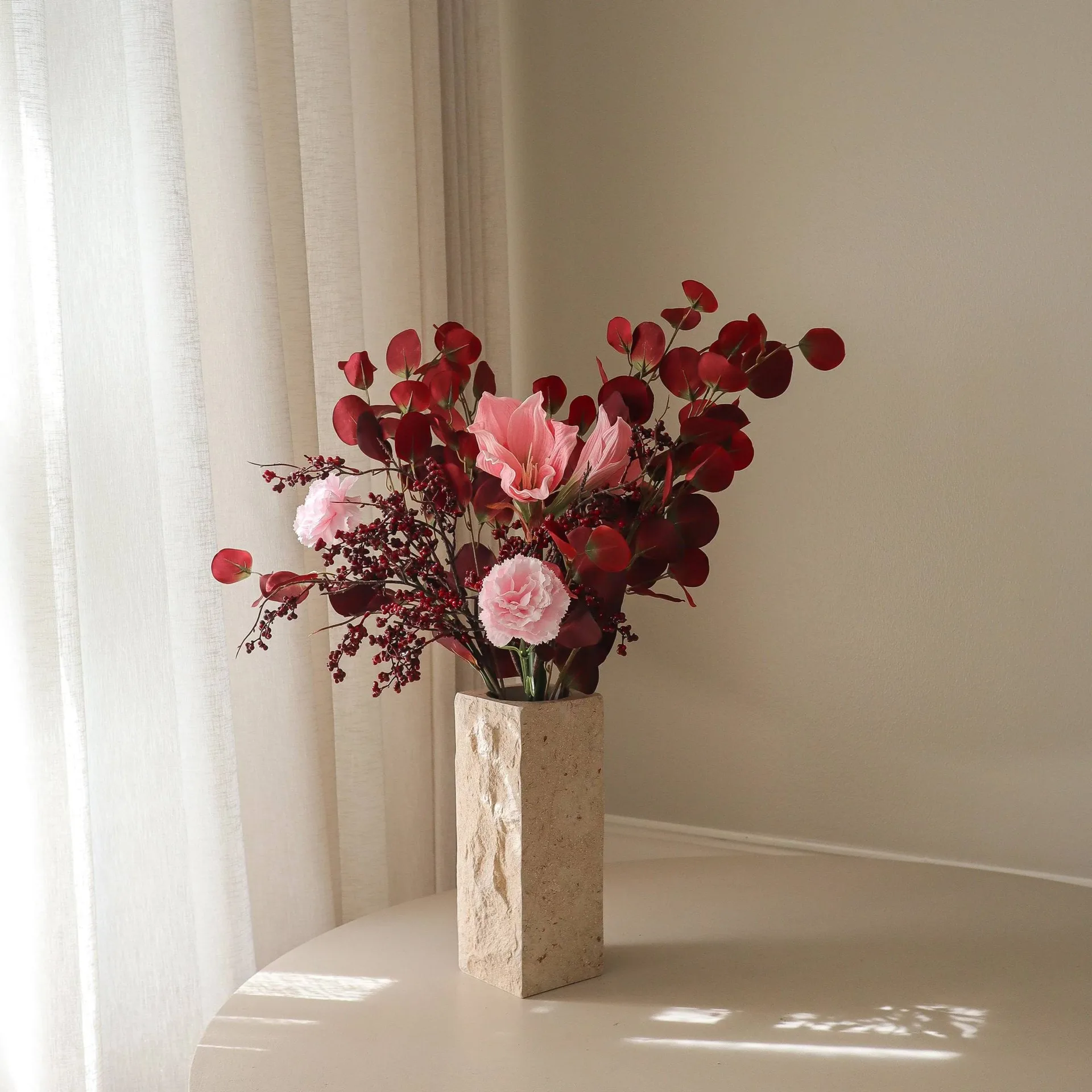 Bouquet artificiel Burgundy Blush, Amaryllis, œillet, branches de baies, eucalyptus, 84 cm Botané