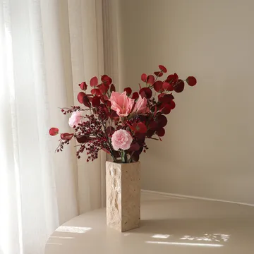 Bouquet artificiel Burgundy Blush - Amaryllis, œillet, branches de baies, eucalyptus, 84 cm - Botané