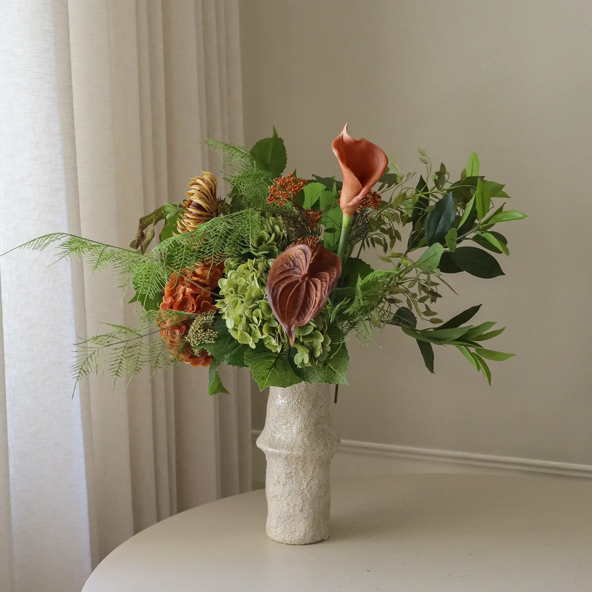 Bouquet artificiel Cedar Grove, Hortensia-dahlia semi-cactus-calla, 90 cm, 14 pièces Botané