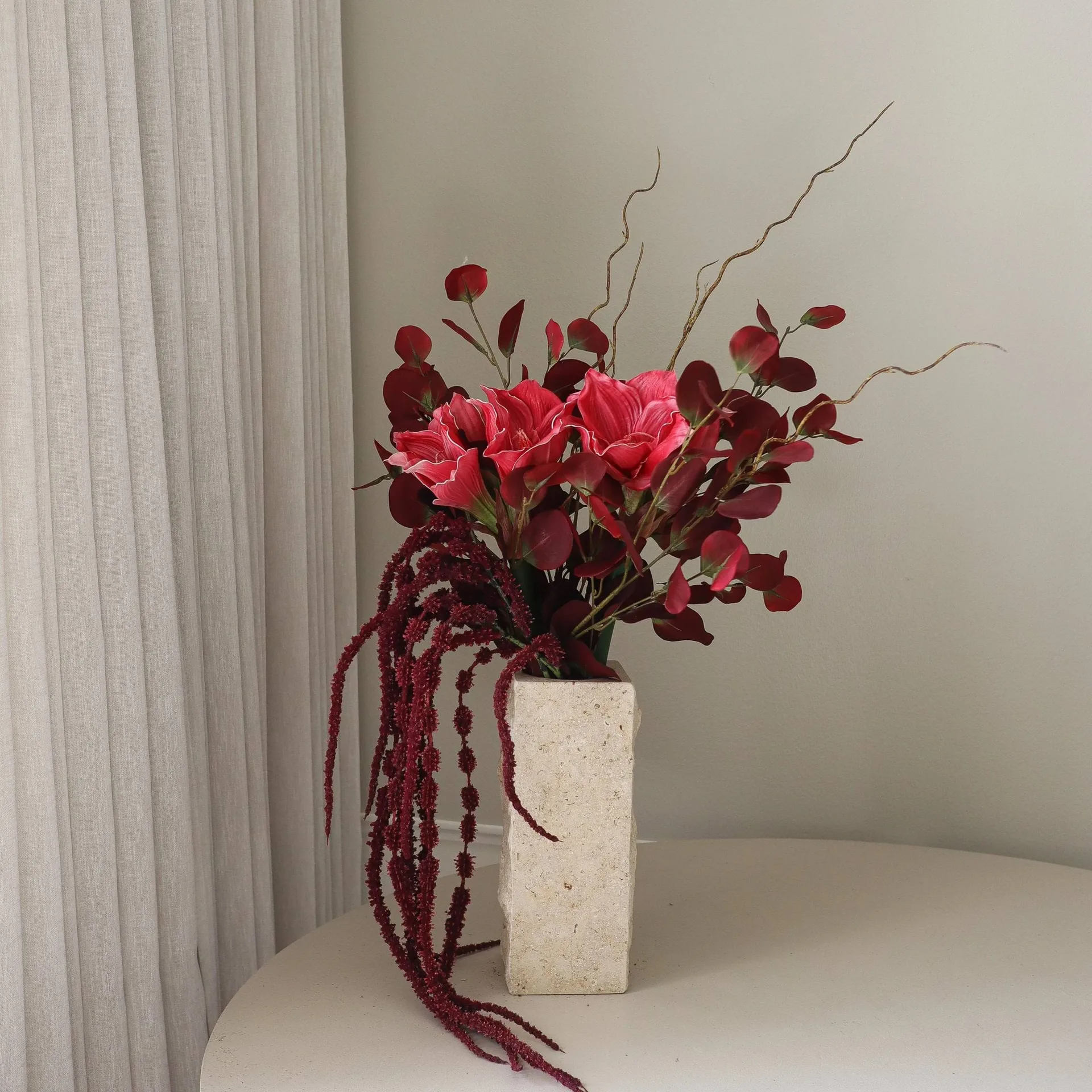 Bouquet artificiel Deep Bloom, Amaryllis, eucalyptus, amarante, branches, 120 cm Botané