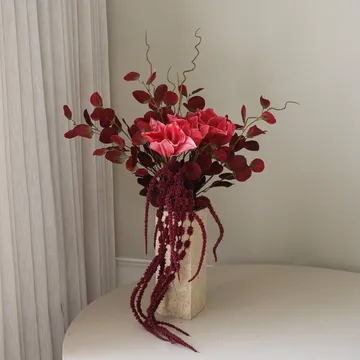 Bouquet artificiel Deep Bloom - Amaryllis, eucalyptus, amarante, branches, 120 cm - Botané