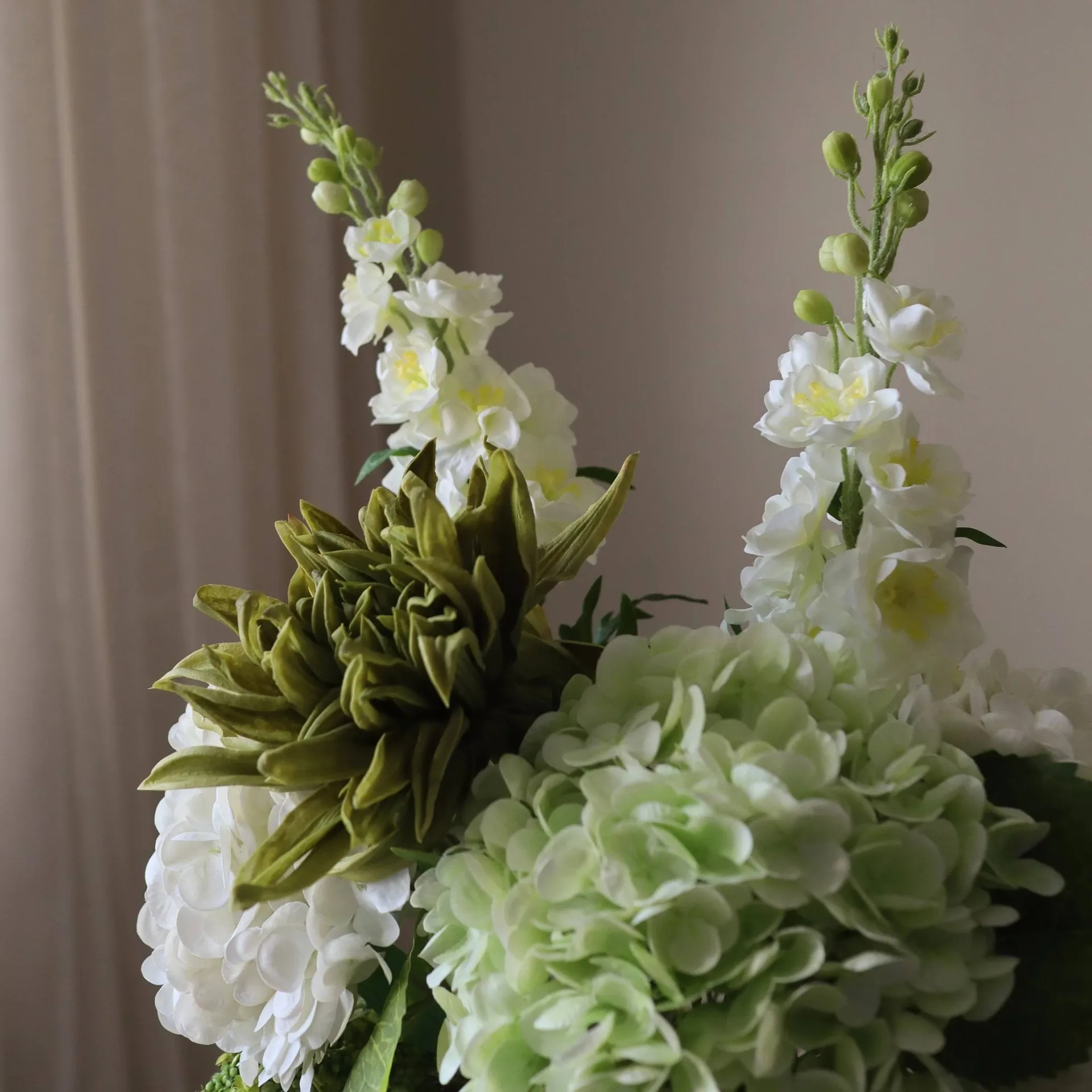 Bouquet artificiel Enchanted Matcha, Riddarsporre-amarant-hortensia-cactus, 9 pcs Botané