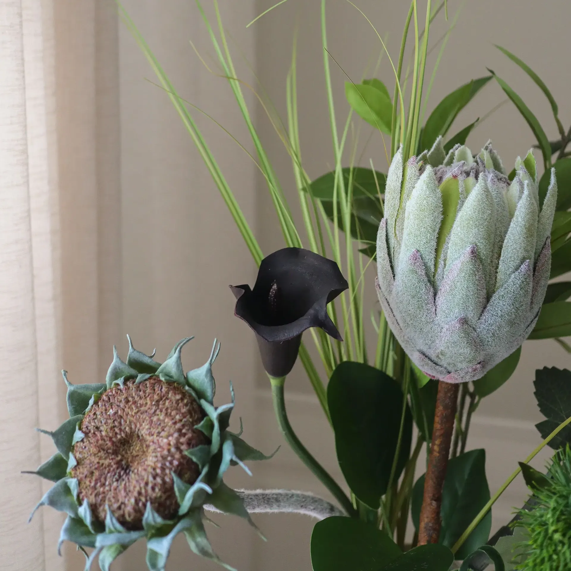 Bouquet artificiel Midnight Wilderness, Protée royale-chrysanthème-calla-œillet, 78 cm, 7 pièces Botané