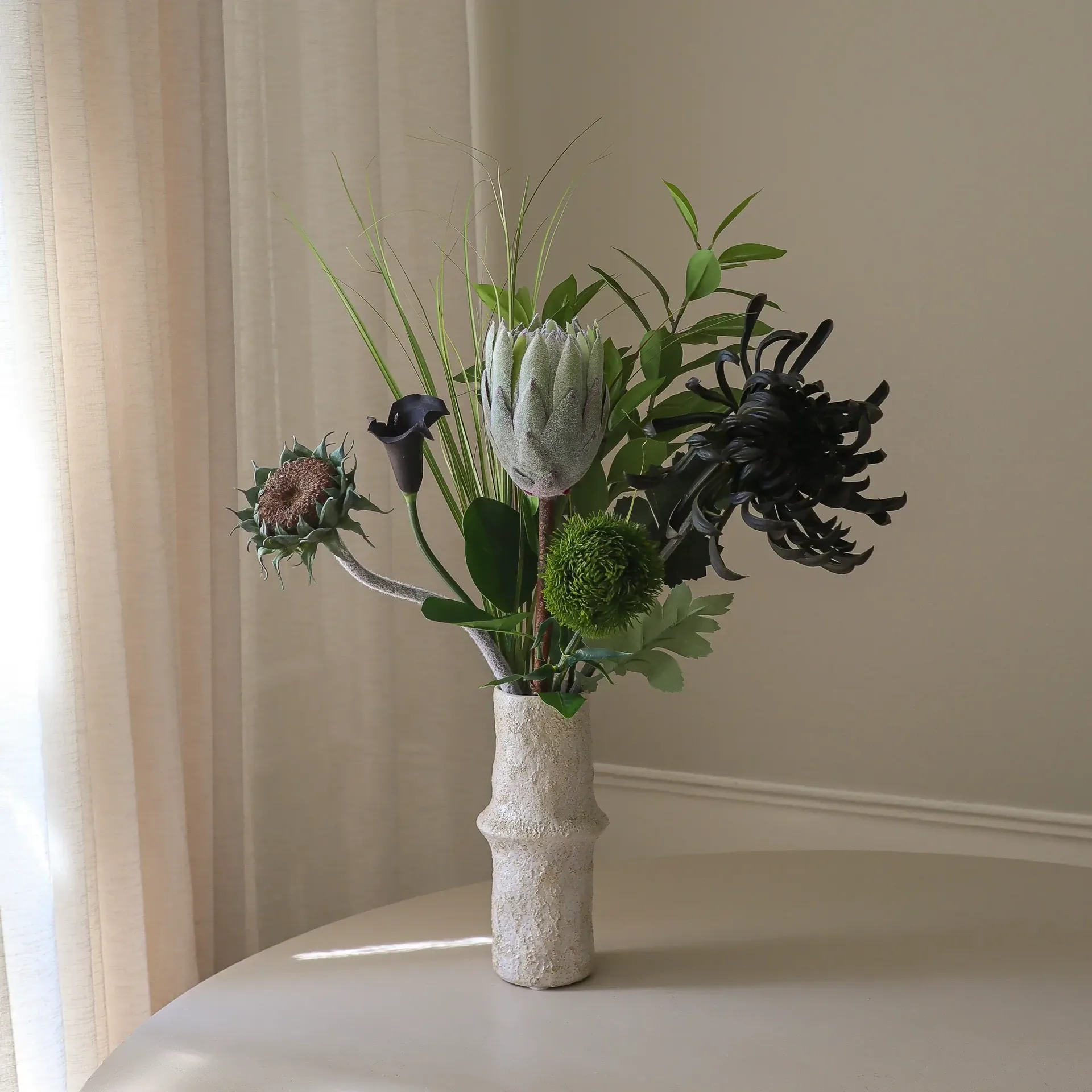 Bouquet artificiel Midnight Wilderness, Protée royale-chrysanthème-calla-œillet, 78 cm, 7 pièces Botané