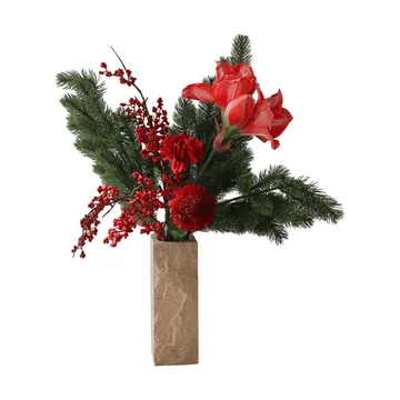 Bouquet artificiel Red Spritz - Amaryllis, œillets, branches à baies, branches d’épicéa, 72 cm - Botané