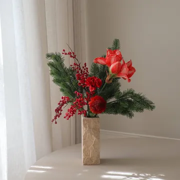 Bouquet artificiel Red Spritz - Amaryllis, œillets, branches à baies, branches d’épicéa, 72 cm - Botané