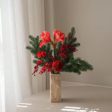 Bouquet artificiel Red Spritz - Amaryllis, œillets, branches à baies, branches d’épicéa, 72 cm - Botané