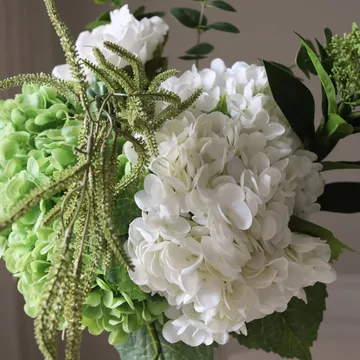 Bouquet artificiel Smashed Avocado - Hortensia-pion-amarant-skimmiabär-eucalyptus 12 pcs - Botané