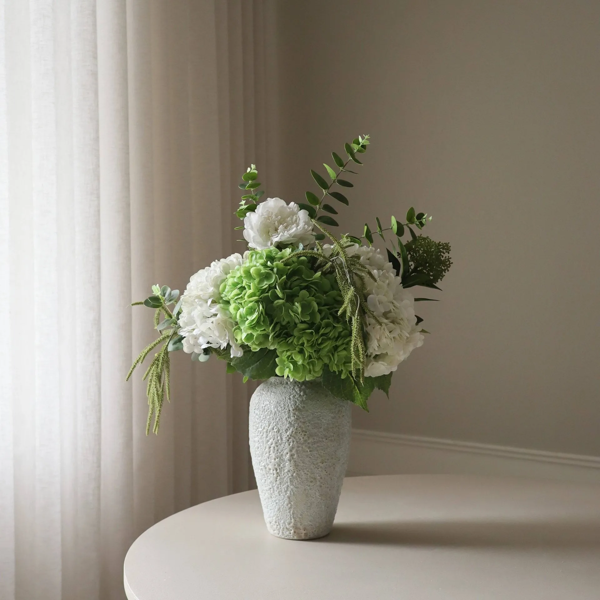 Bouquet artificiel Smashed Avocado, Hortensia-pion-amarant-skimmiabär-eucalyptus 12 pcs Botané