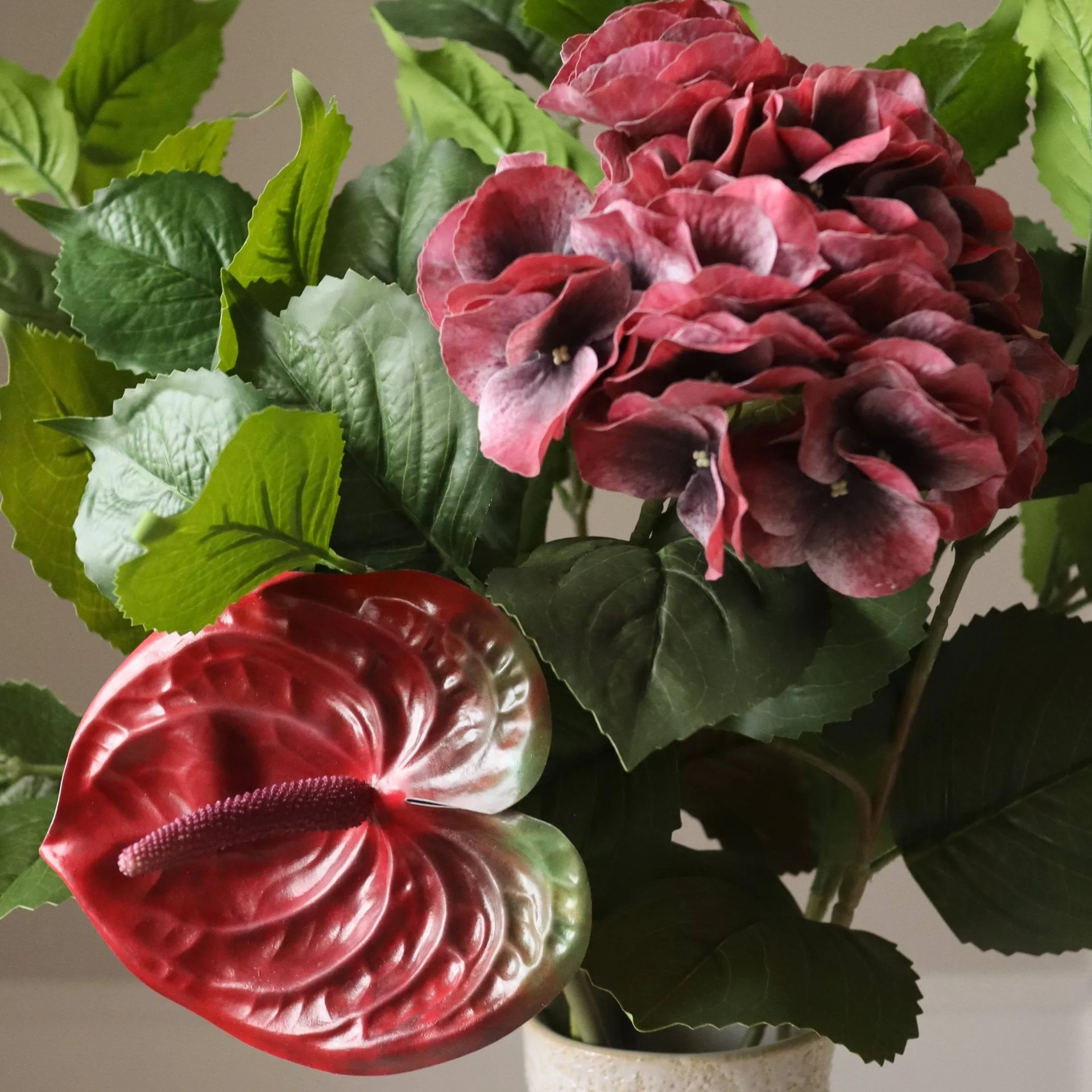 Bouquet artificiel Velvet rouge, Hortensia-rouge anthurium 6 pcs Botané