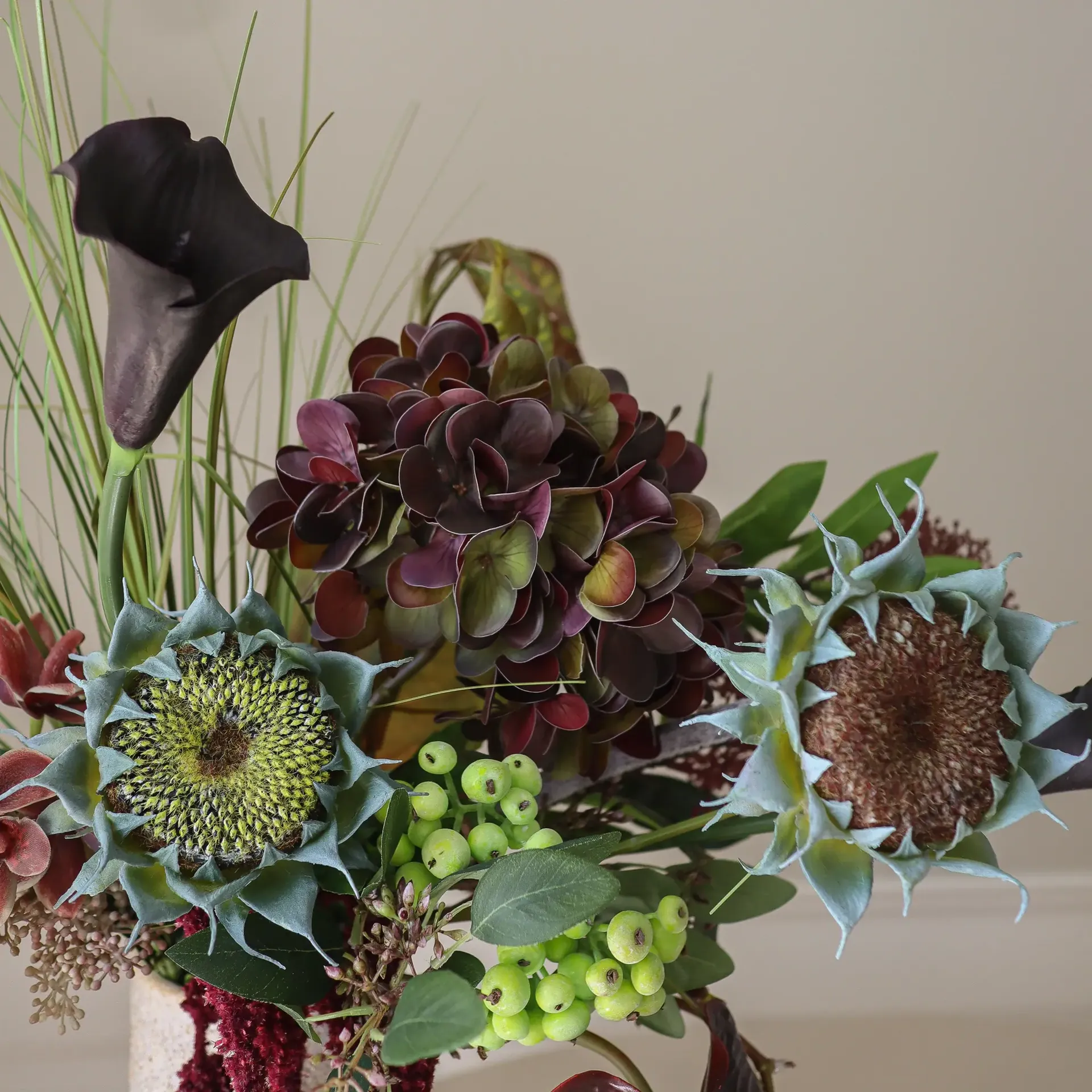 Bouquet artificiel Woodland Nocturne, Calla-anthurium-hortensia-tournesol d’automne, 112 cm, 14 pièces Botané