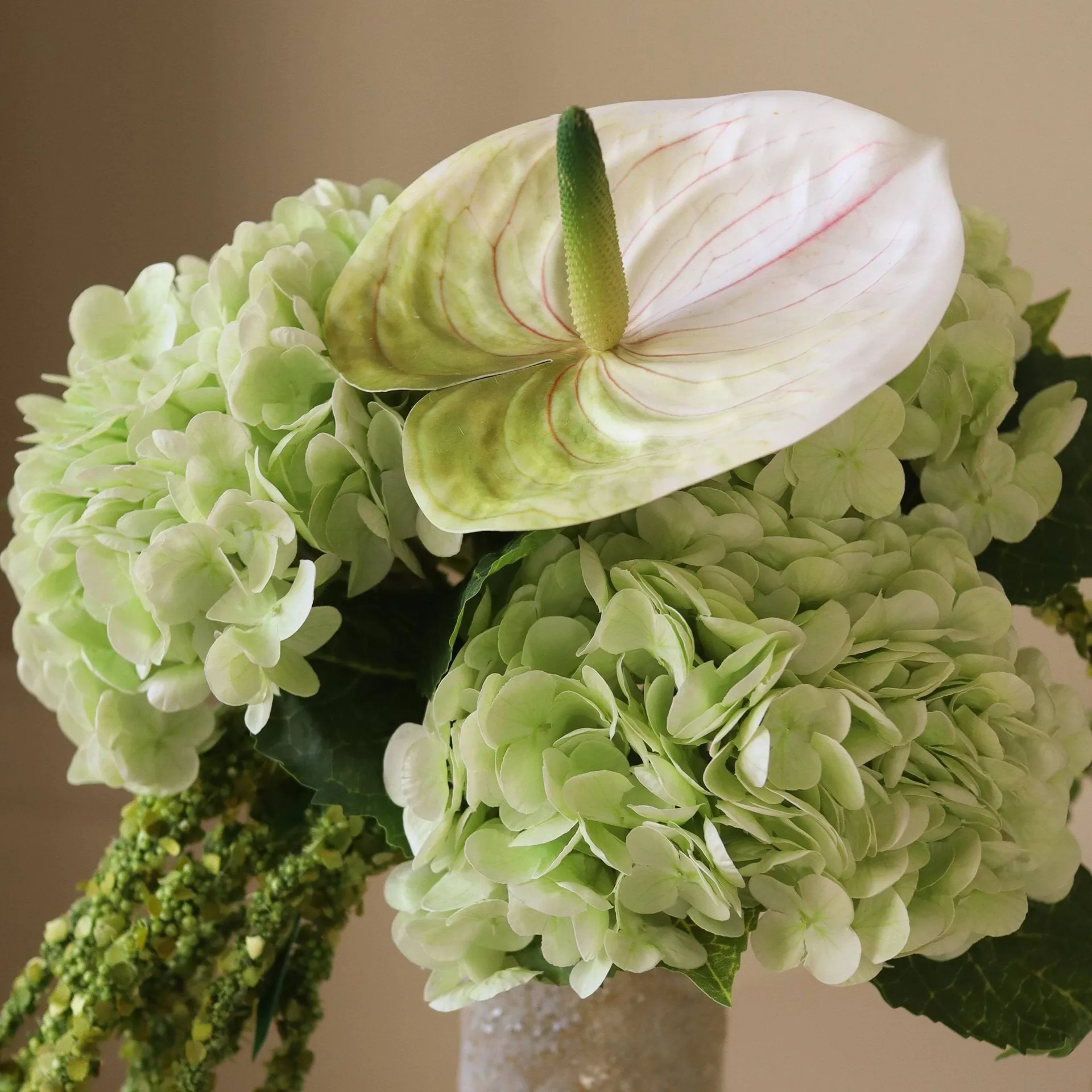Bouquet de fleurs artificielles Dewdrop Symphony, Hortensia vert clair anthurium amarante 6 pcs Botané