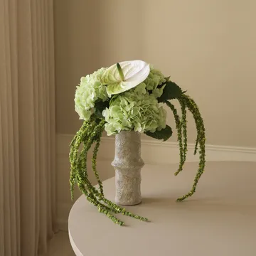 Bouquet de fleurs artificielles Dewdrop Symphony - Hortensia vert clair anthurium amarante 6 pcs - Botané